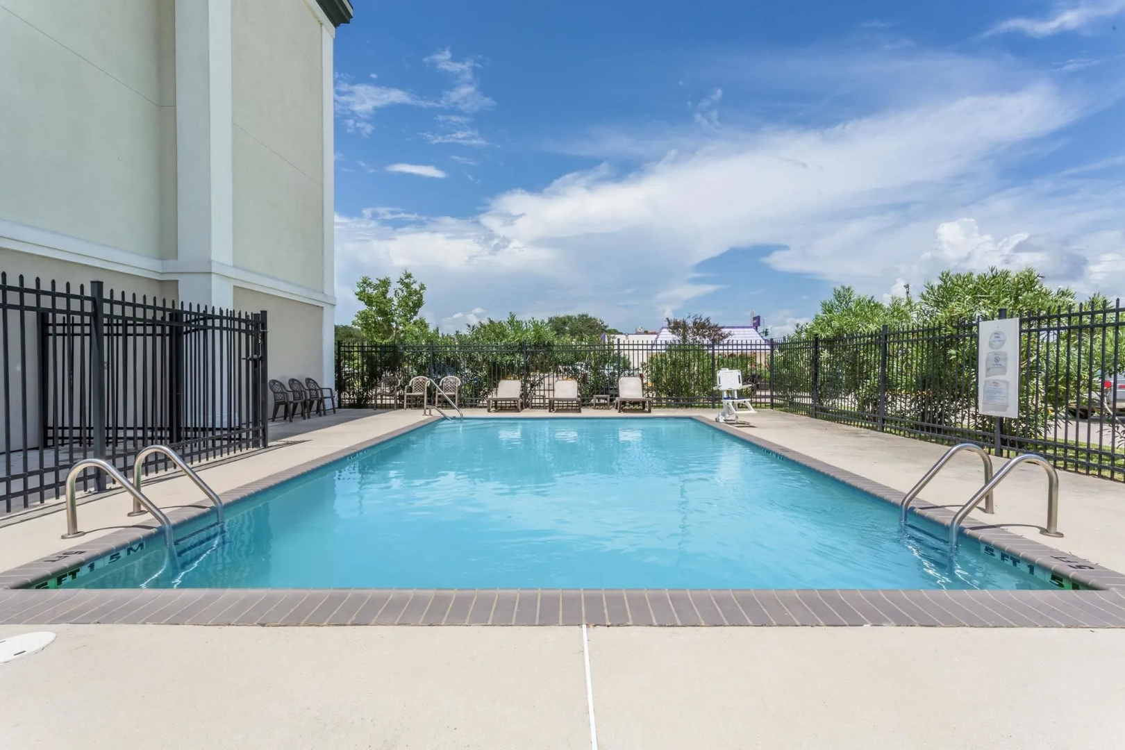 Saffron Inn & Suites