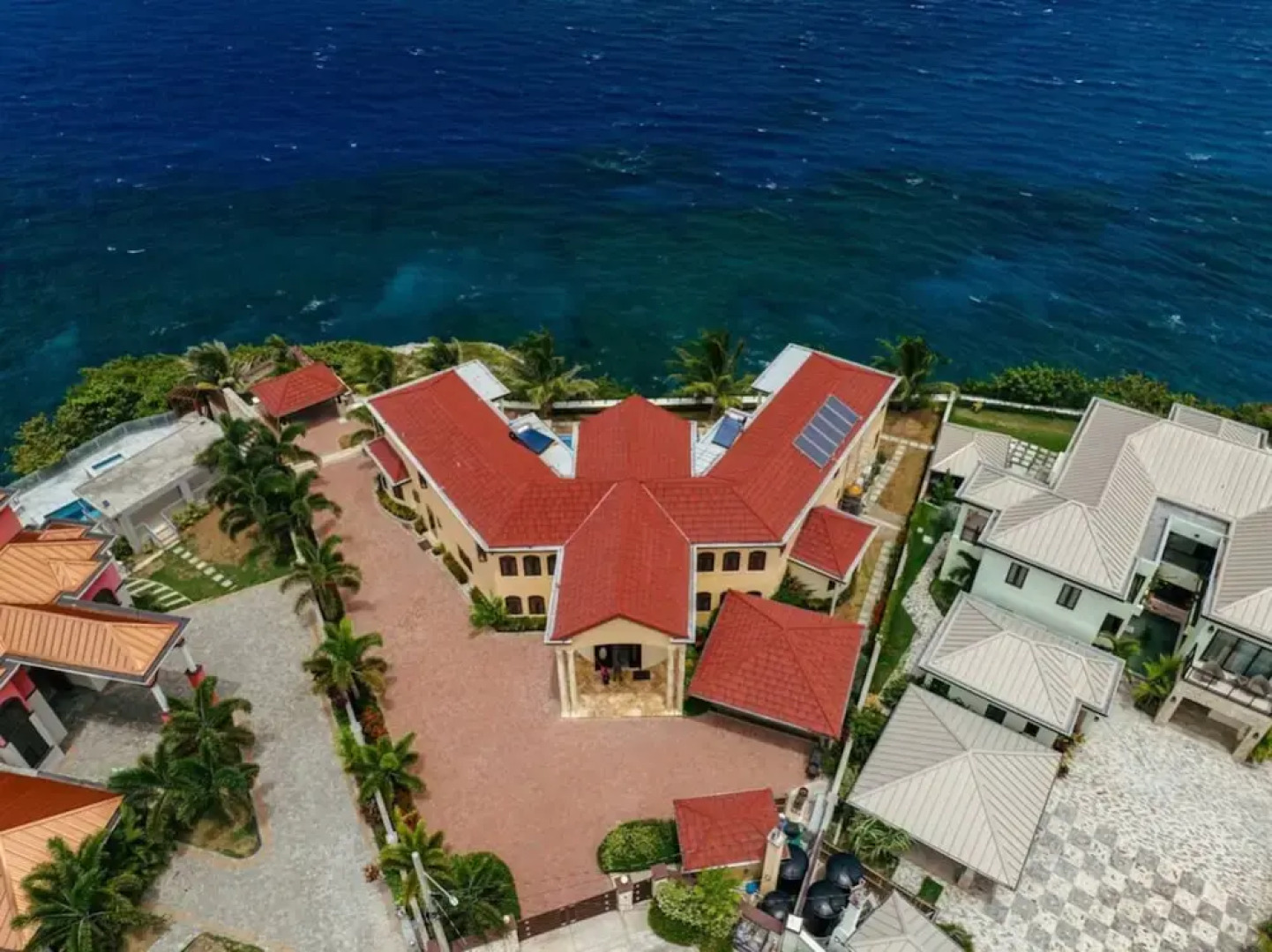Luxury Oceanfront Villa in Tower Isle