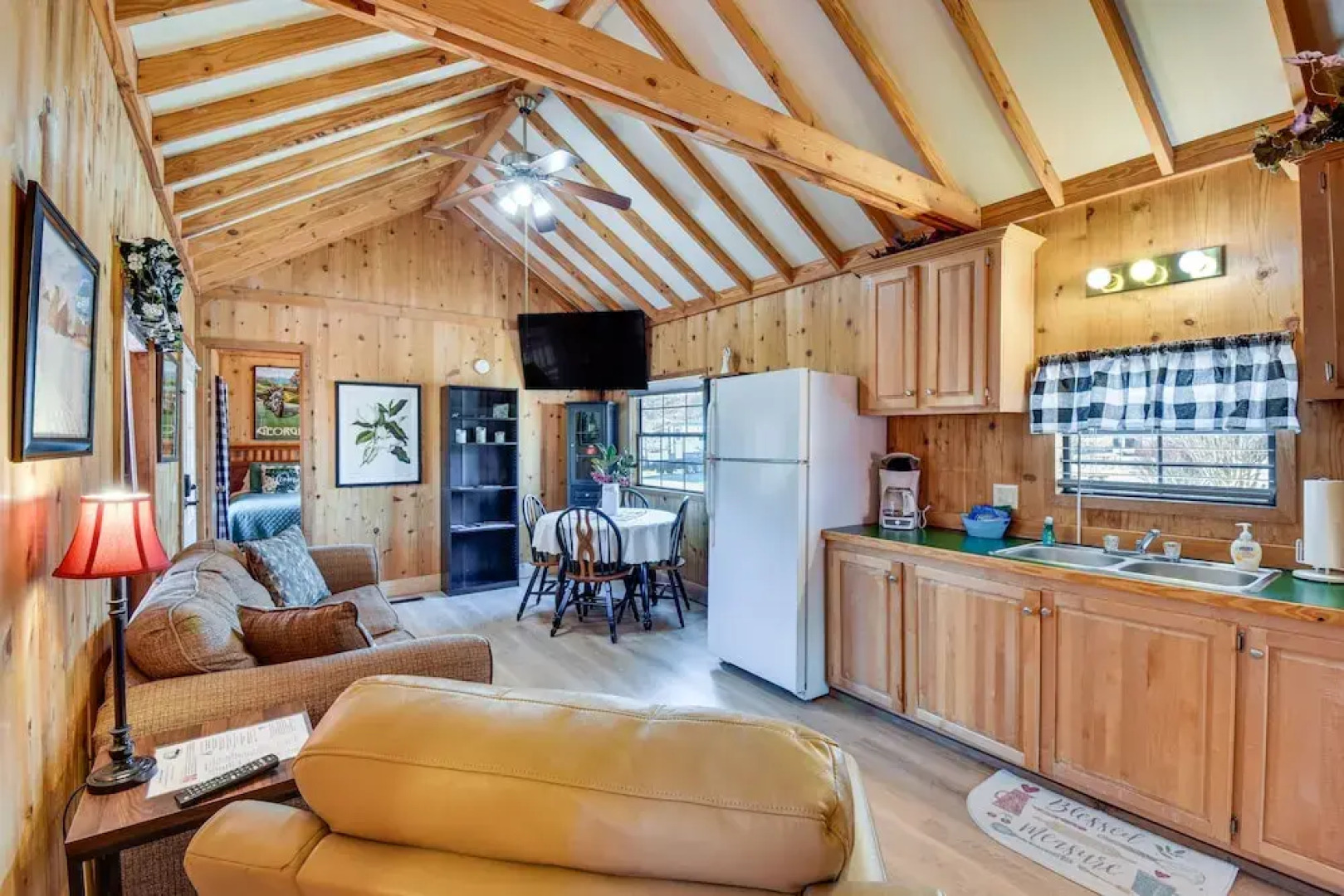Cozy Dillard Cabin w/ Mountain Views & Pool Access