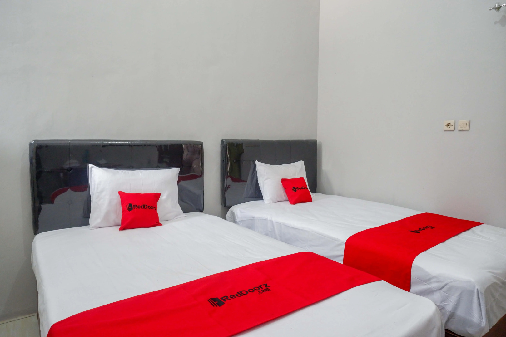 RedDoorz near Patung Kuda Solo Baru