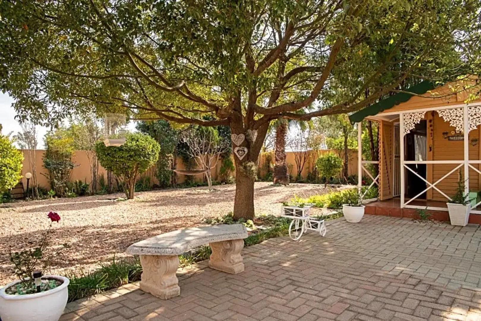 Roses And Pebbles B & B Guest House