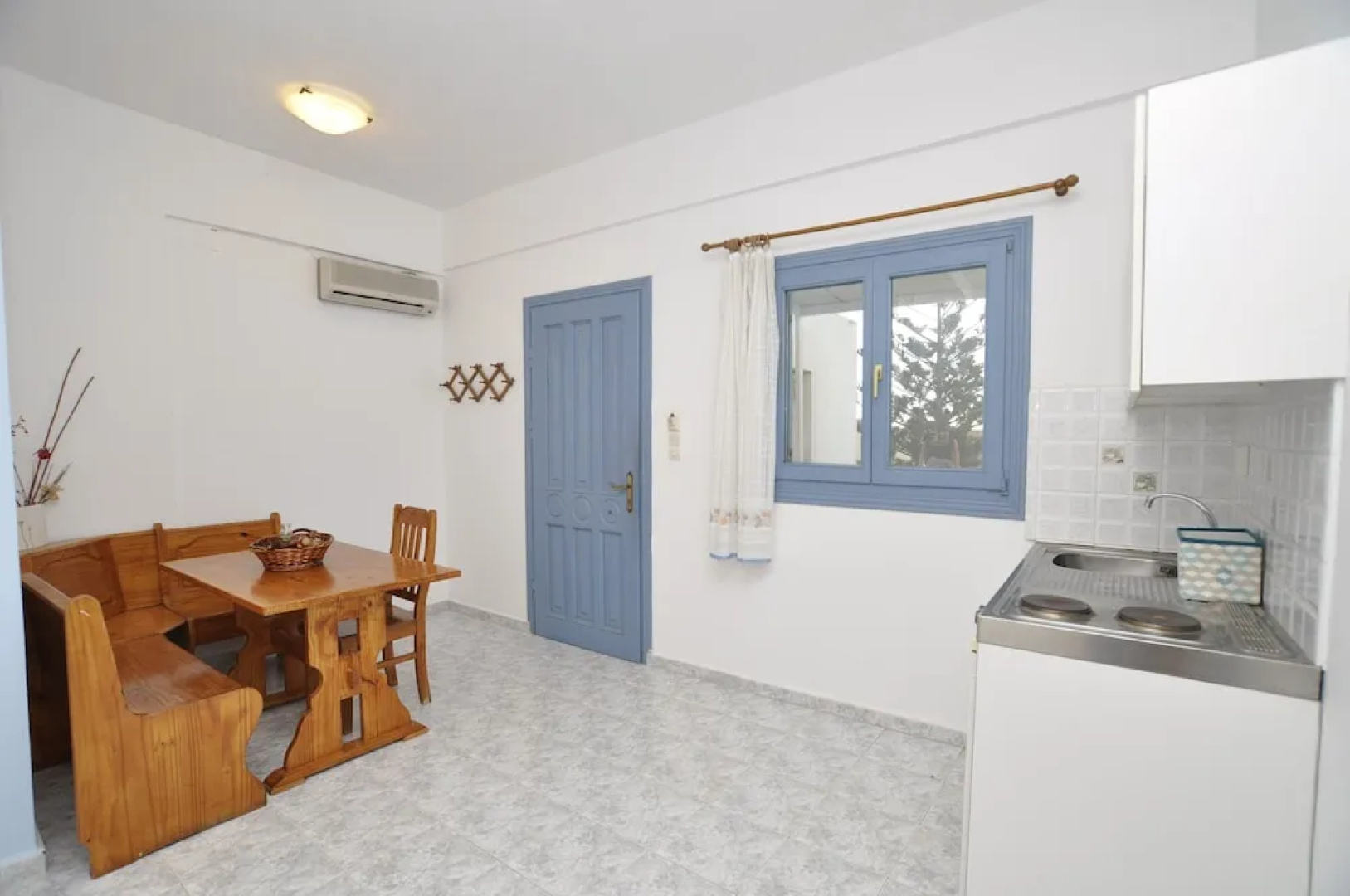 Manos Syros Rooms & Apartments