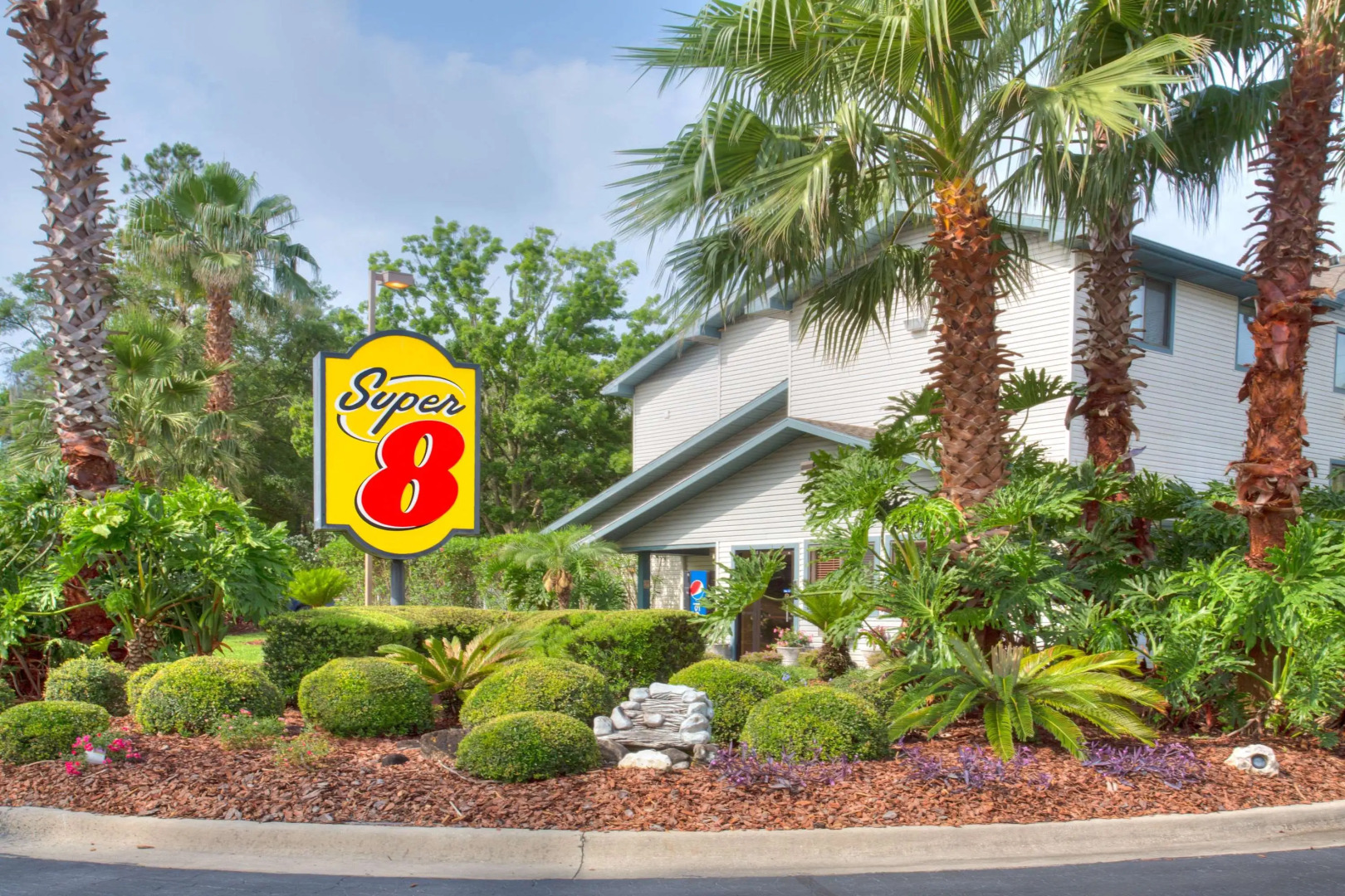 Super 8 by Wyndham Gainesville I-75 Hospital University Area