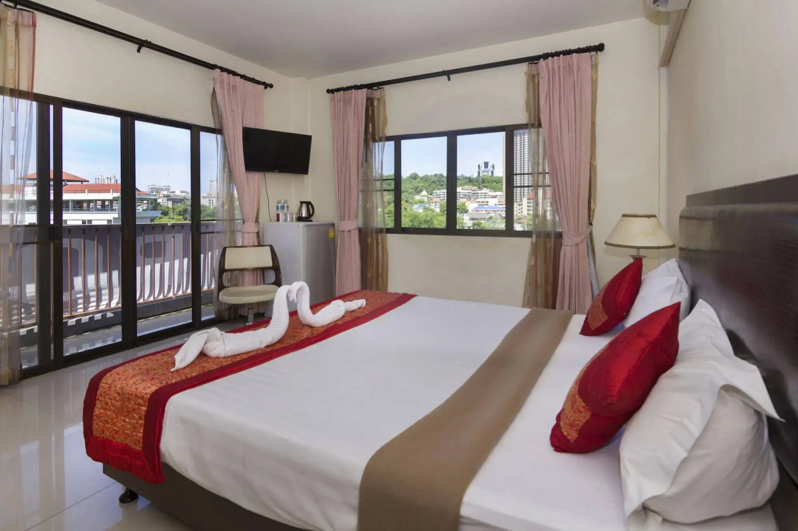 Royal Q&D Suites Hotel