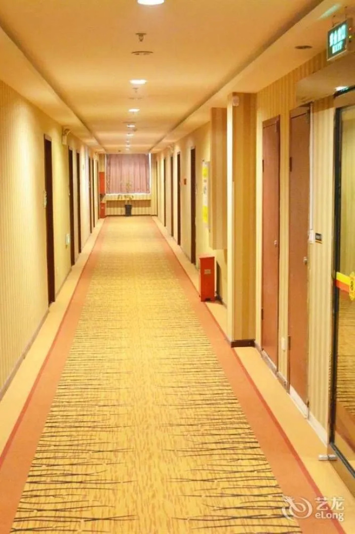 Super 8 Peony Square