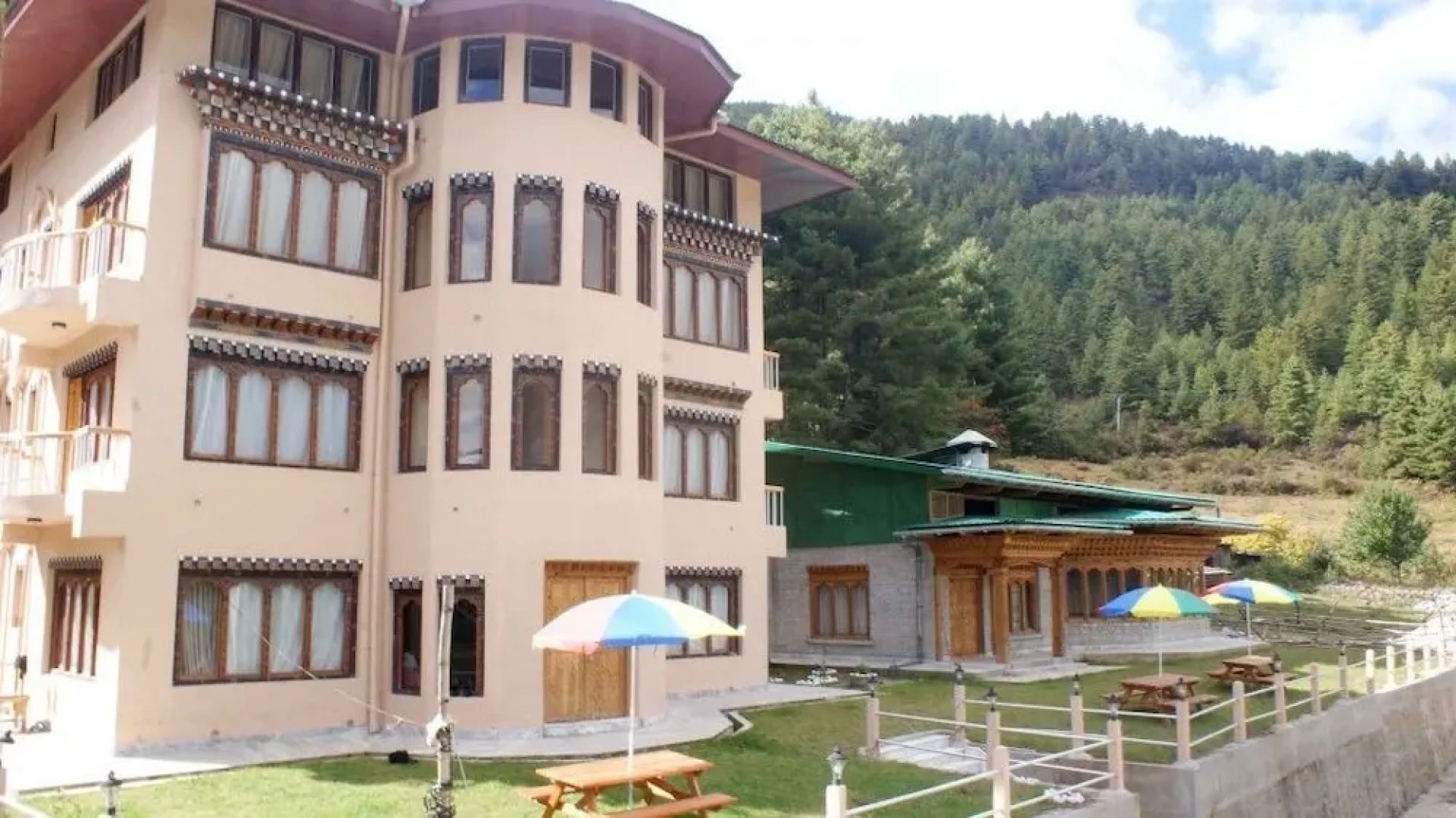 Base Camp Hotel