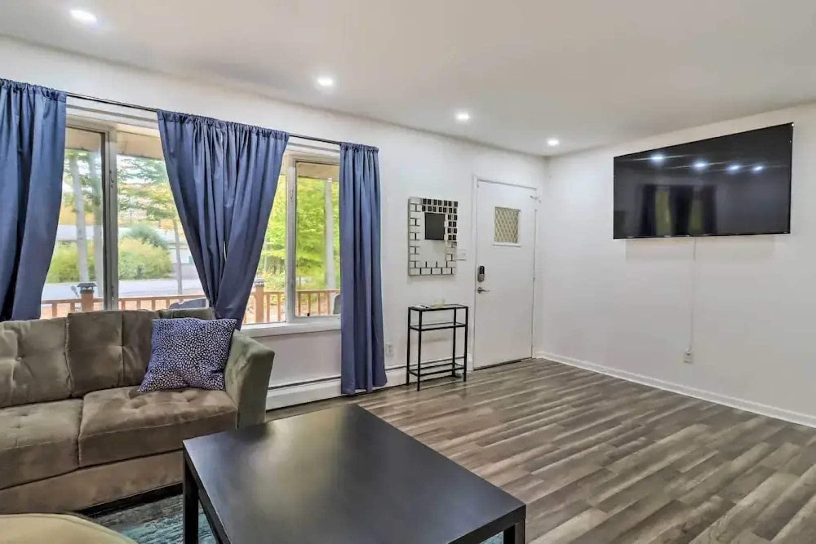 12 Mi to Camelback Ski Resort: Home w/ Decks!