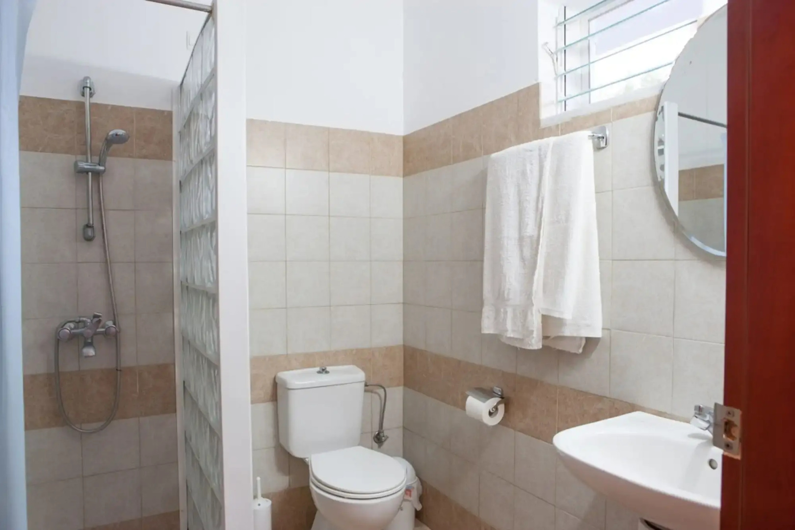 Coliseum Studios & Apartments