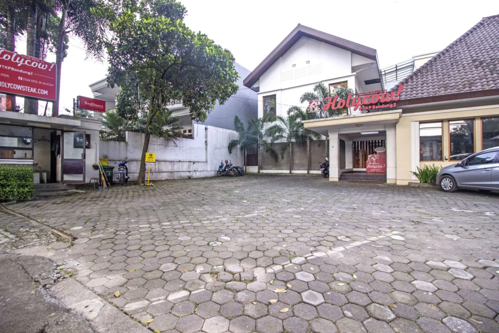 Residences by RedDoorz near Rumah Mode