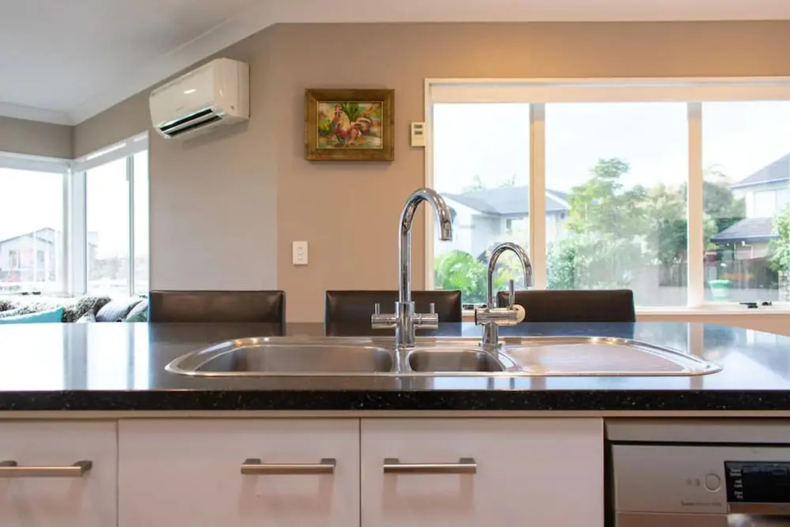 Grand 4 Bedroom Home With Balcony and Garden