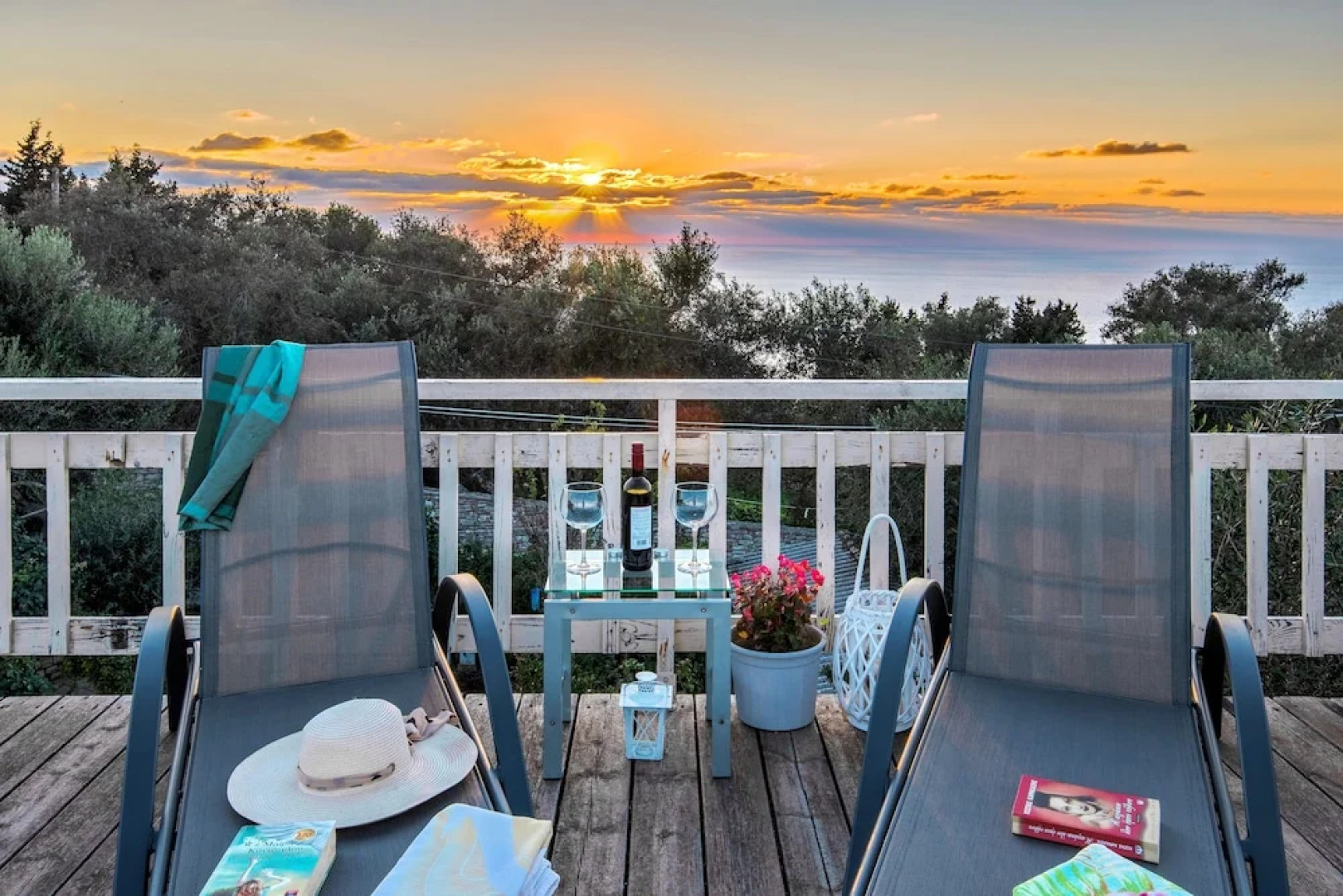 Sunset Traditional Cottage by Konnect