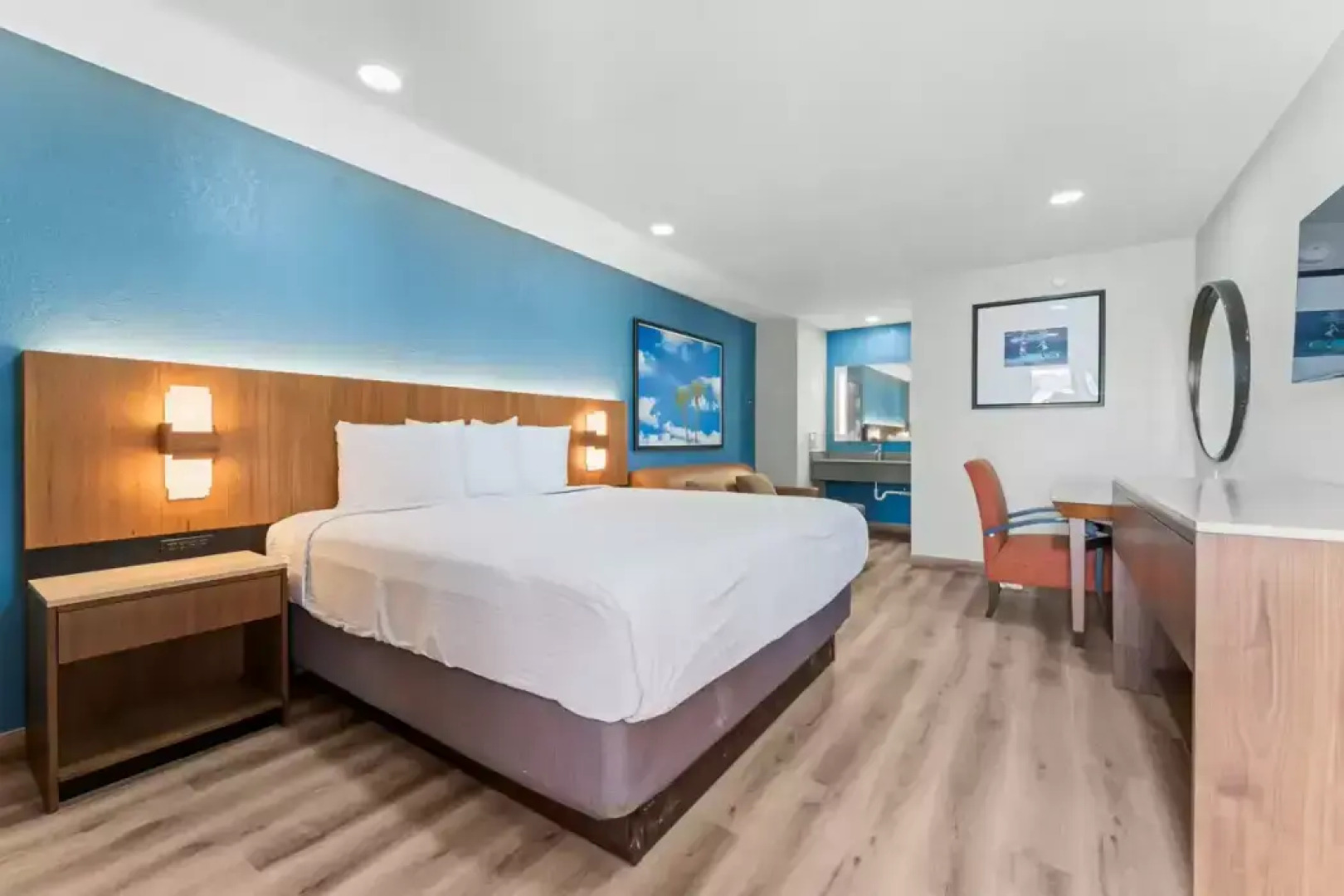 Econo Lodge Inn & Suites