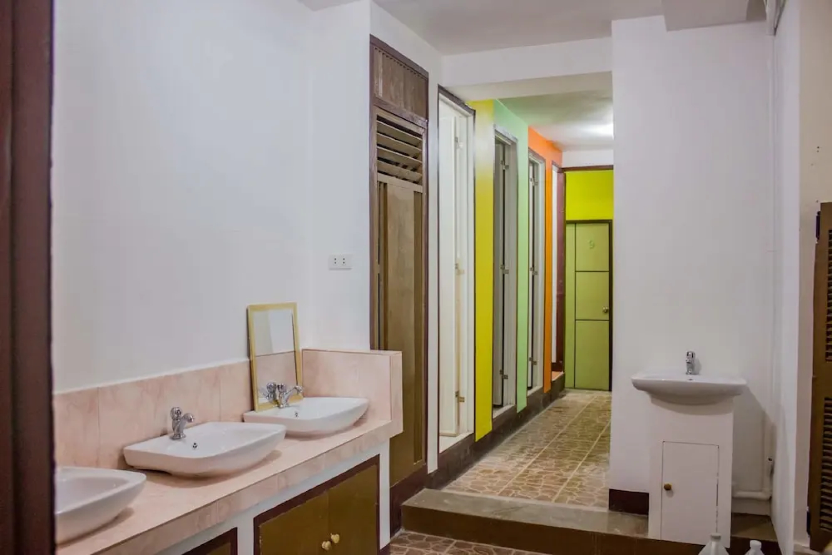 LUXS Capsule Hotel - Hostel - Adults Only