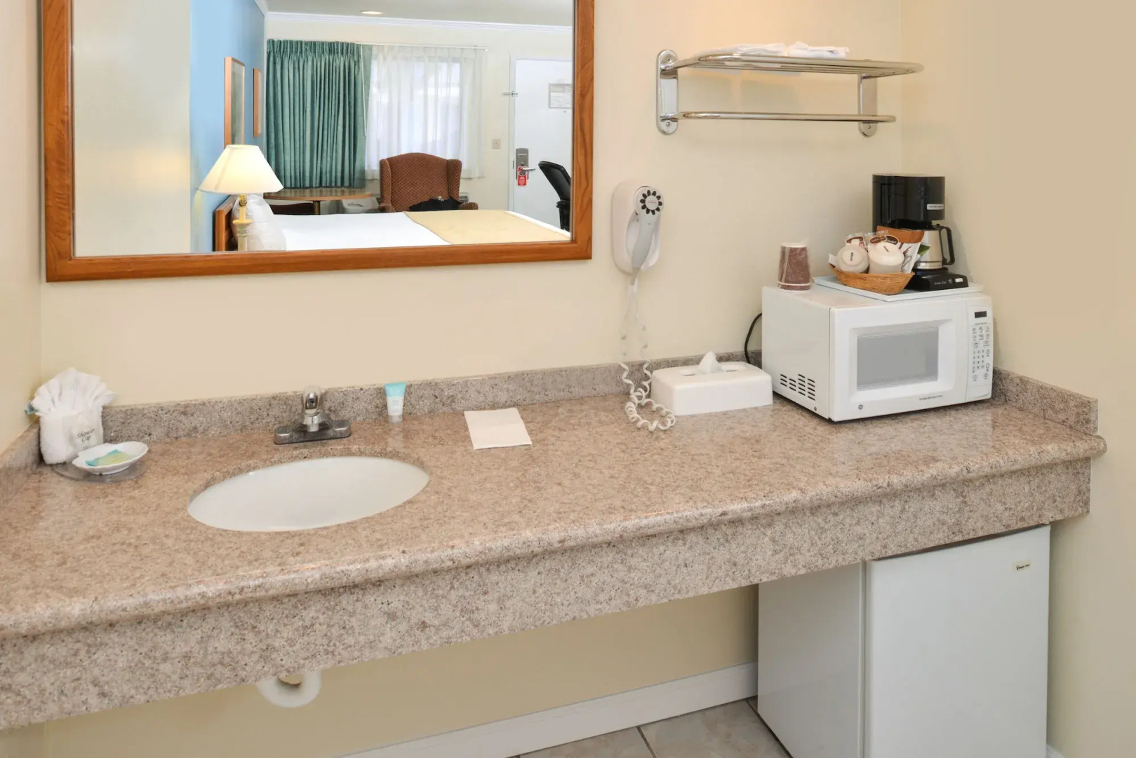 Edgewater Inn And Suites