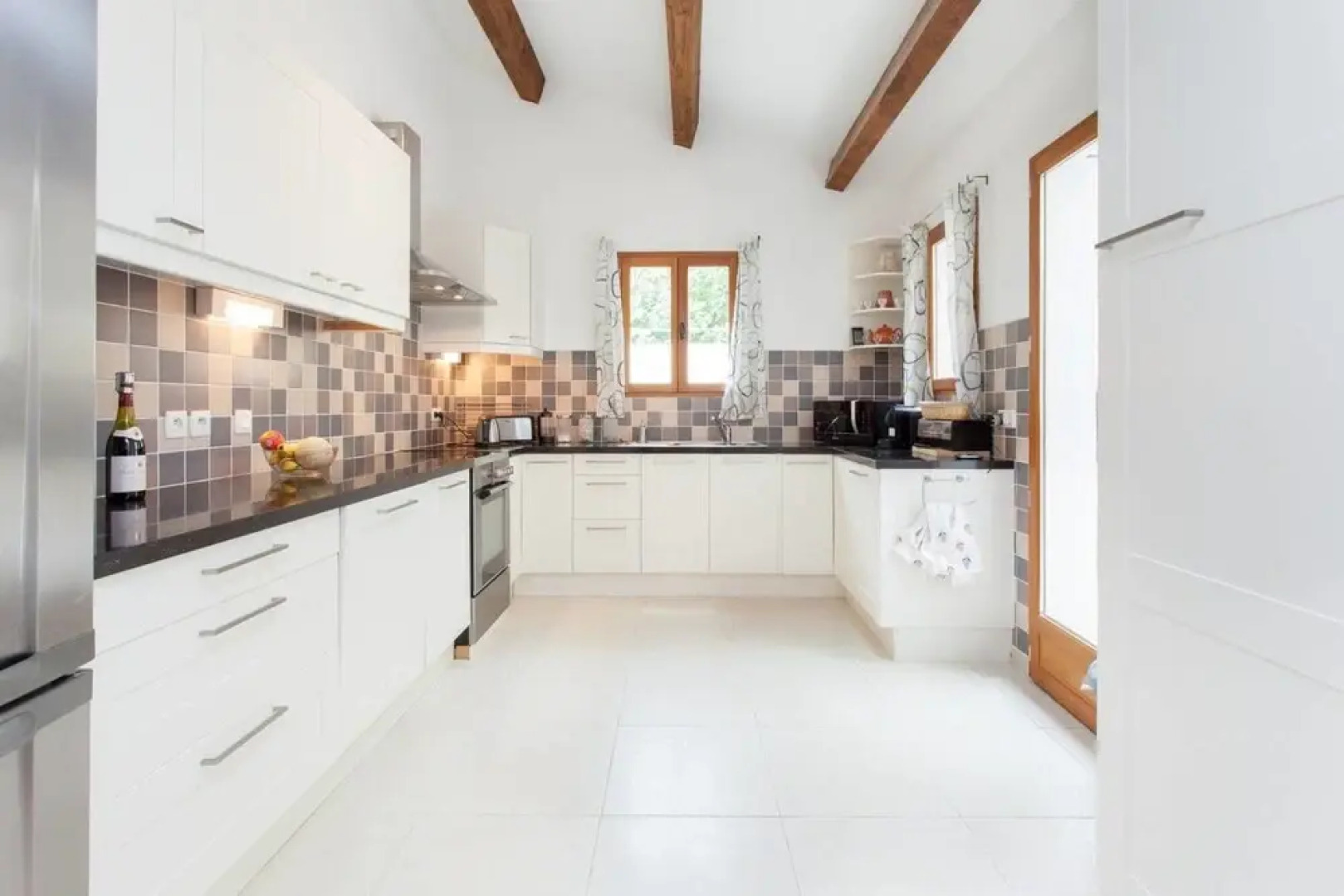 Hirondelle in Charming Village