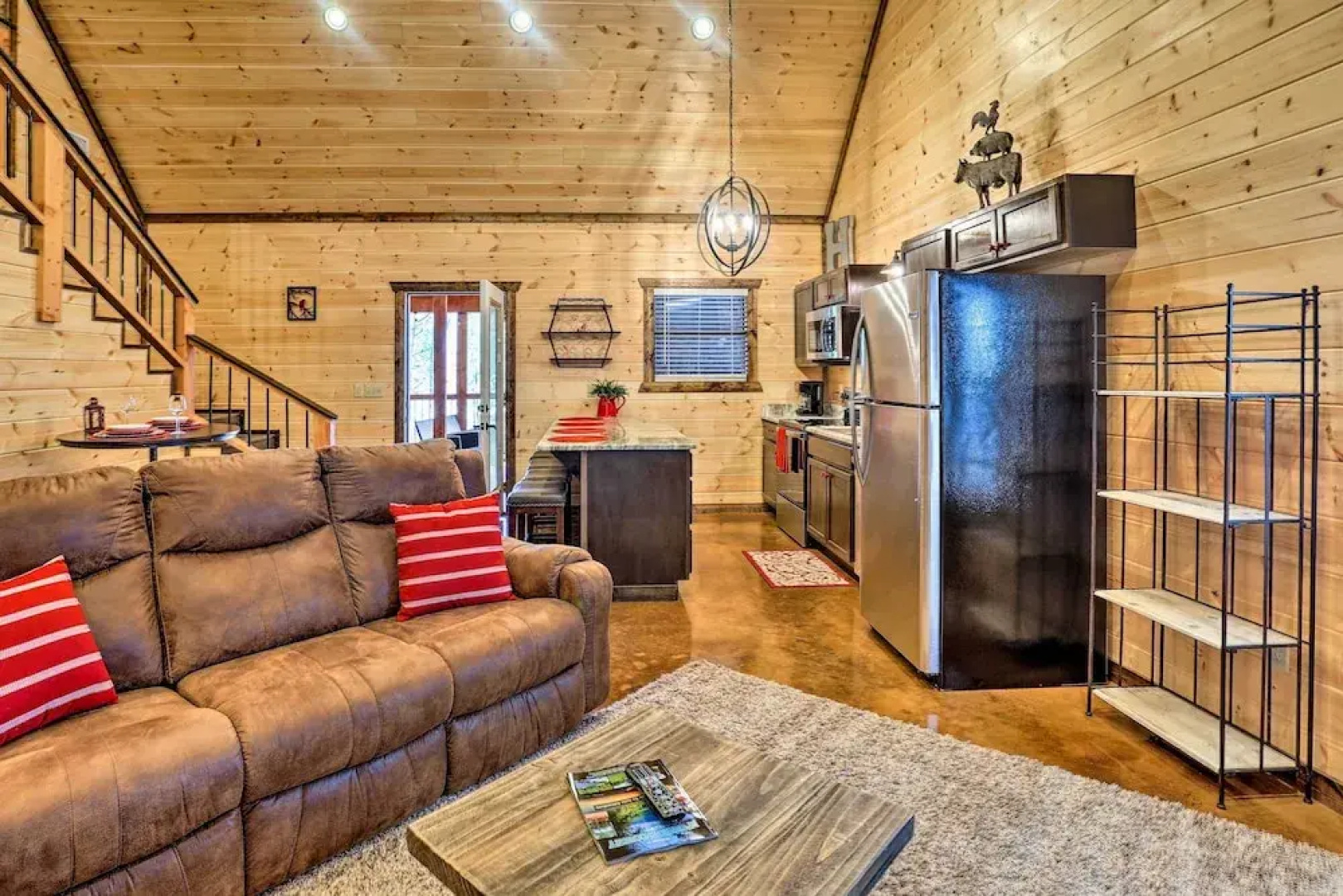 'the Breeze' - Broken Bow Cabin w/ Hot Tub & Deck!