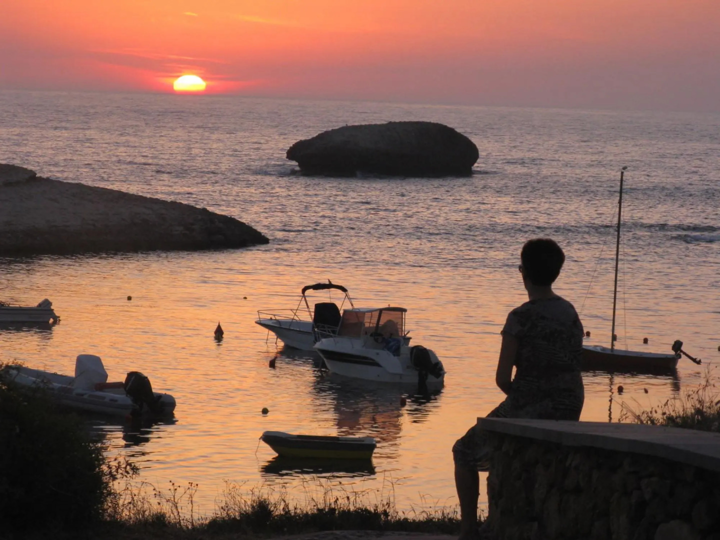 Seafront holiday home twenty meters from the western shore of Sardinia in S'archittu Beach-Casa del Giglio