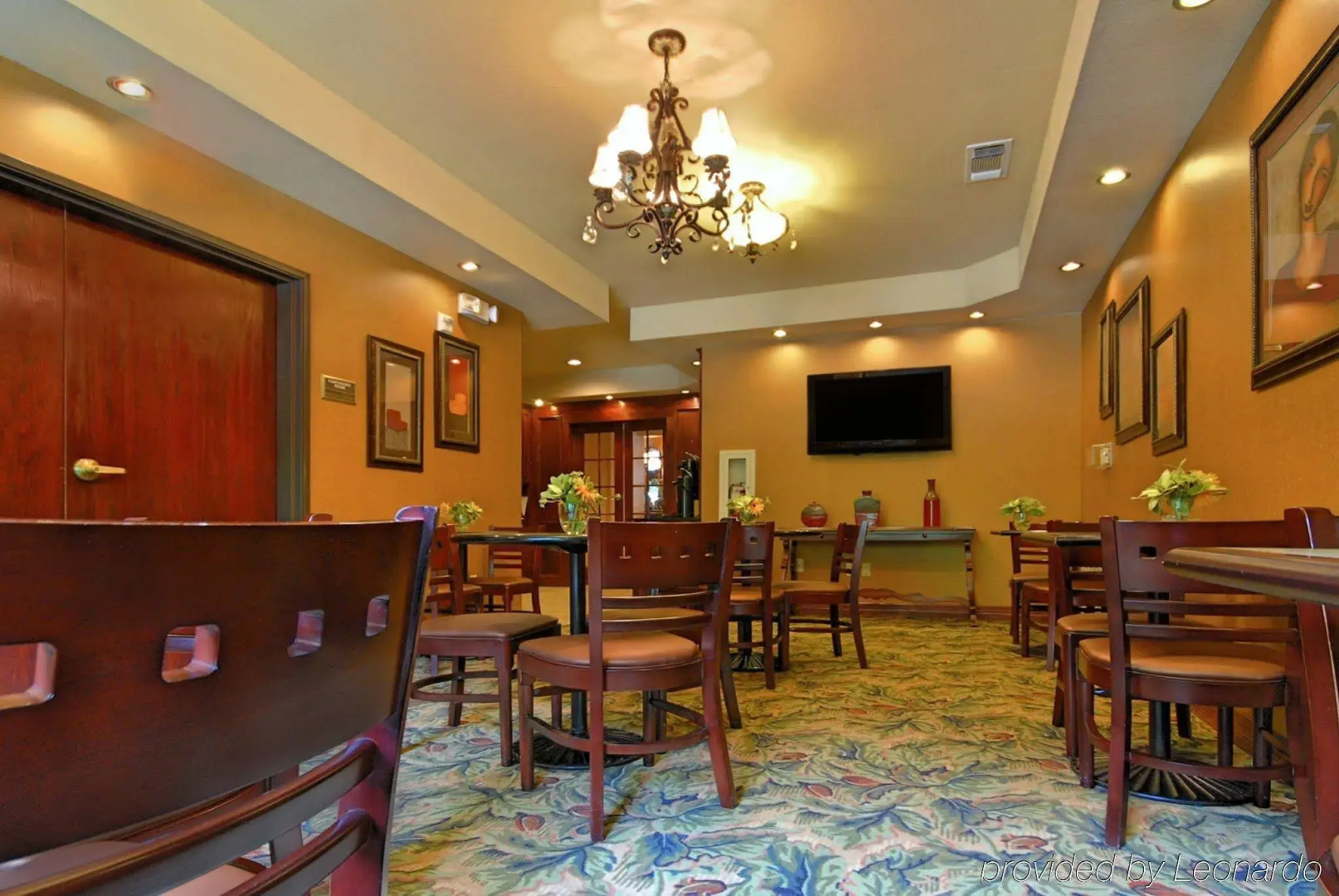 Best Western Plus Crown Colony Inn & Suites