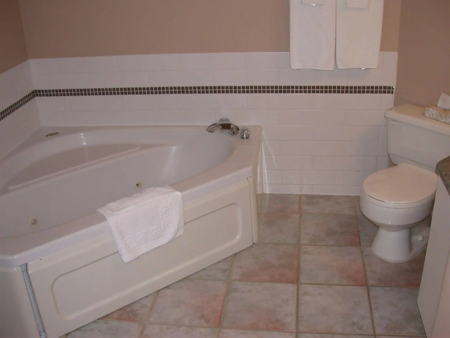 The Cedarwood Inn & Suites