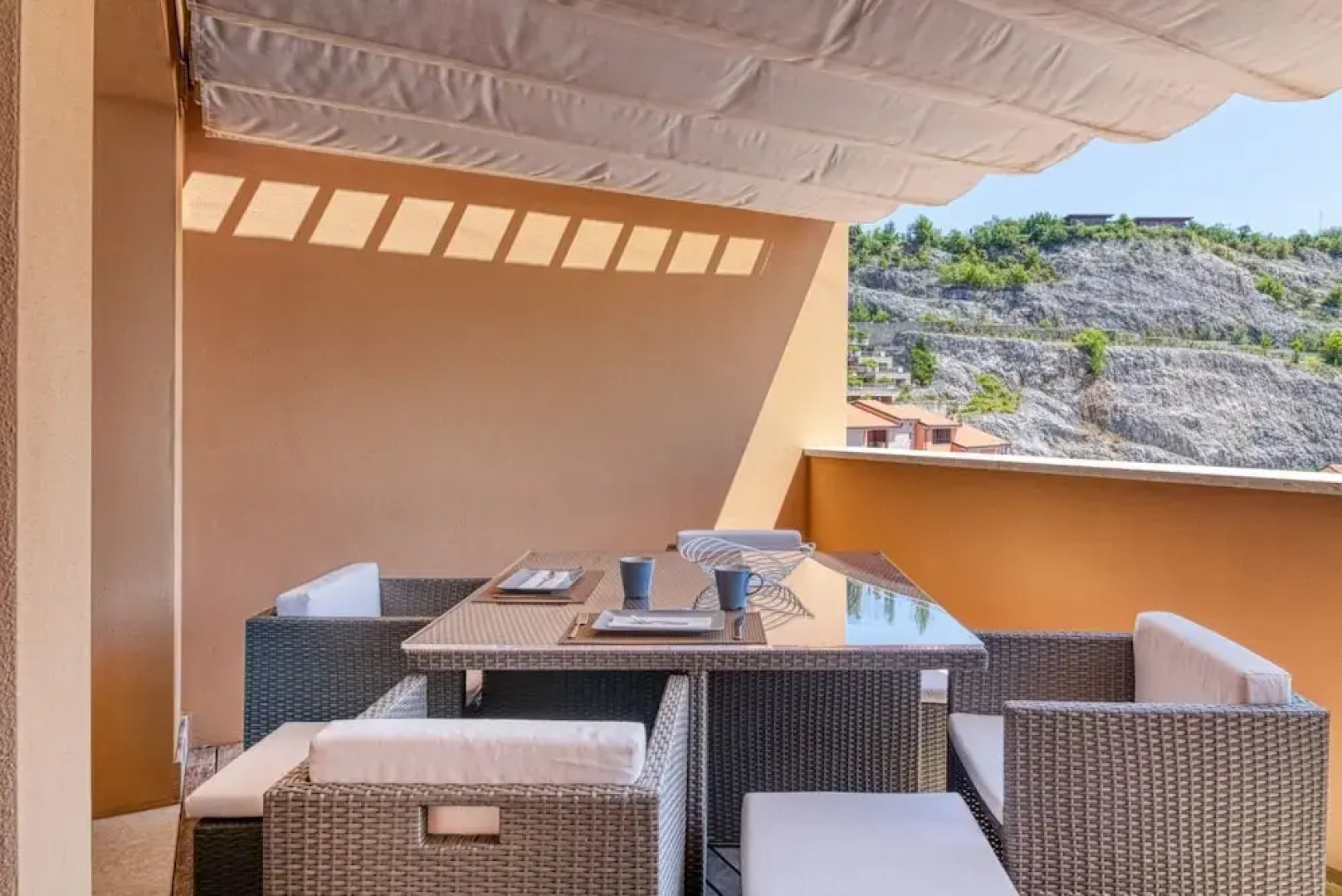 The Lady in Red Studio Flat with Sea View Terrace