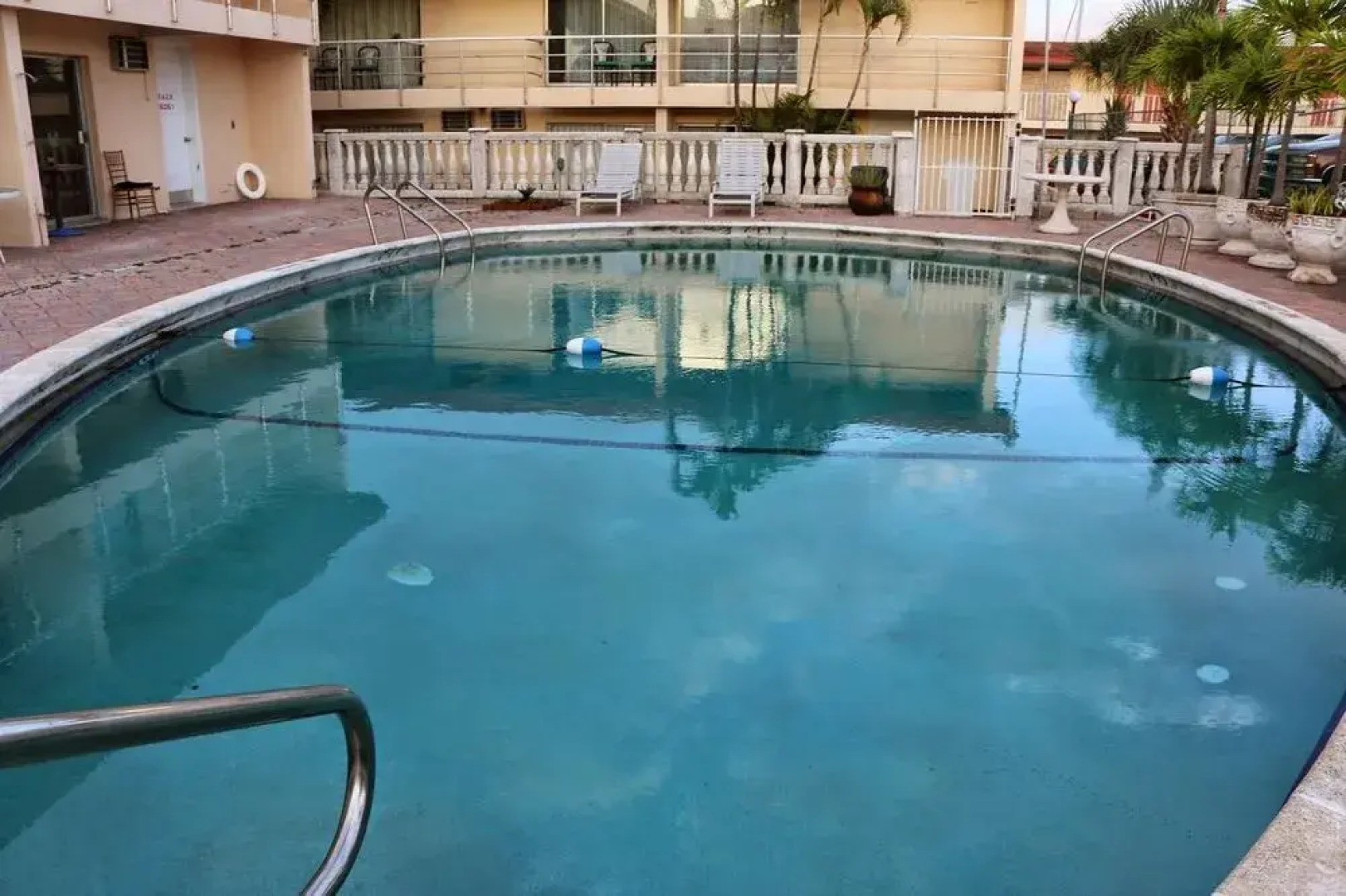 Camelot Waterfront Inn