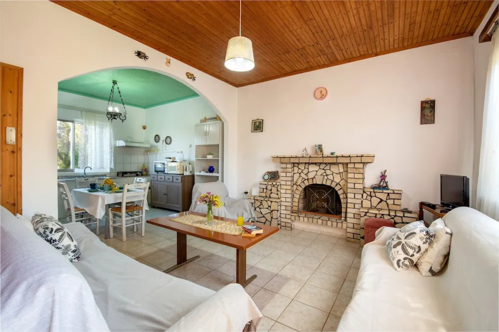 Sunset Traditional Cottage by Konnect