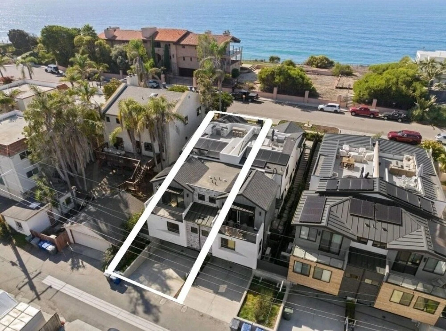 Enc831 4 Bedroom Home by Redawning