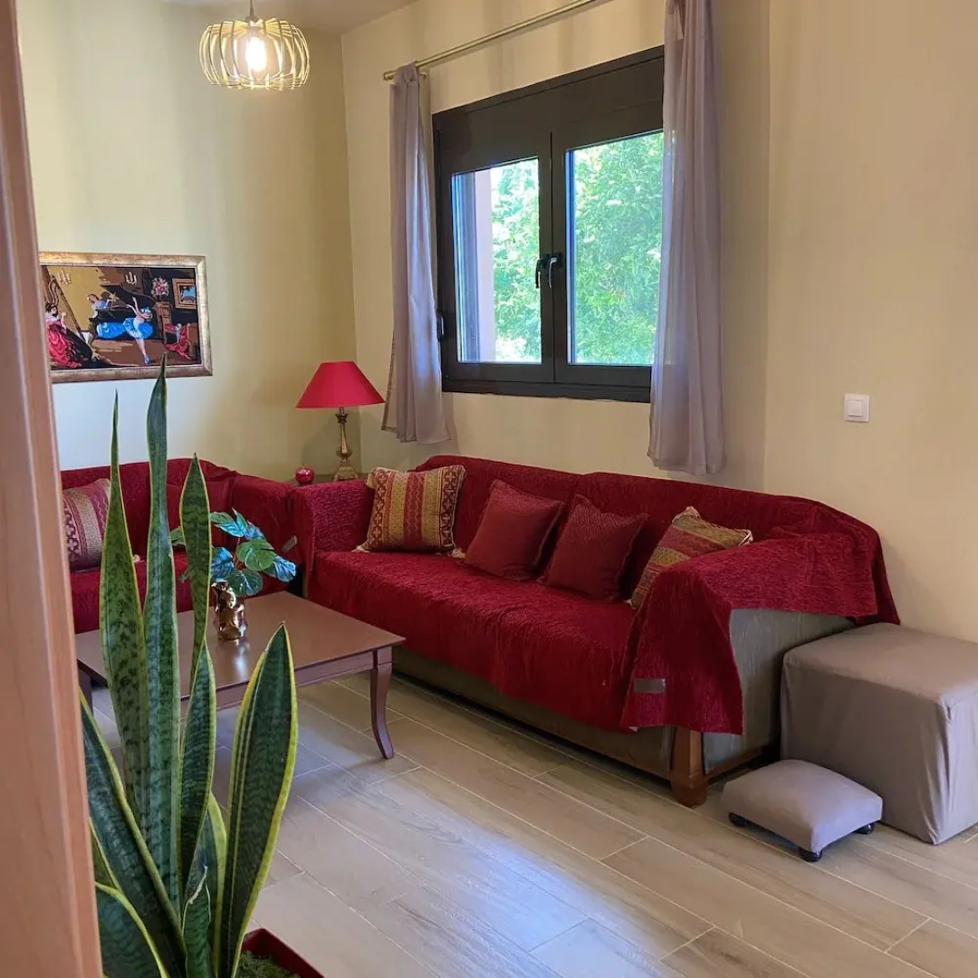 Casa Terra is Near Hillside Area Airport Beach