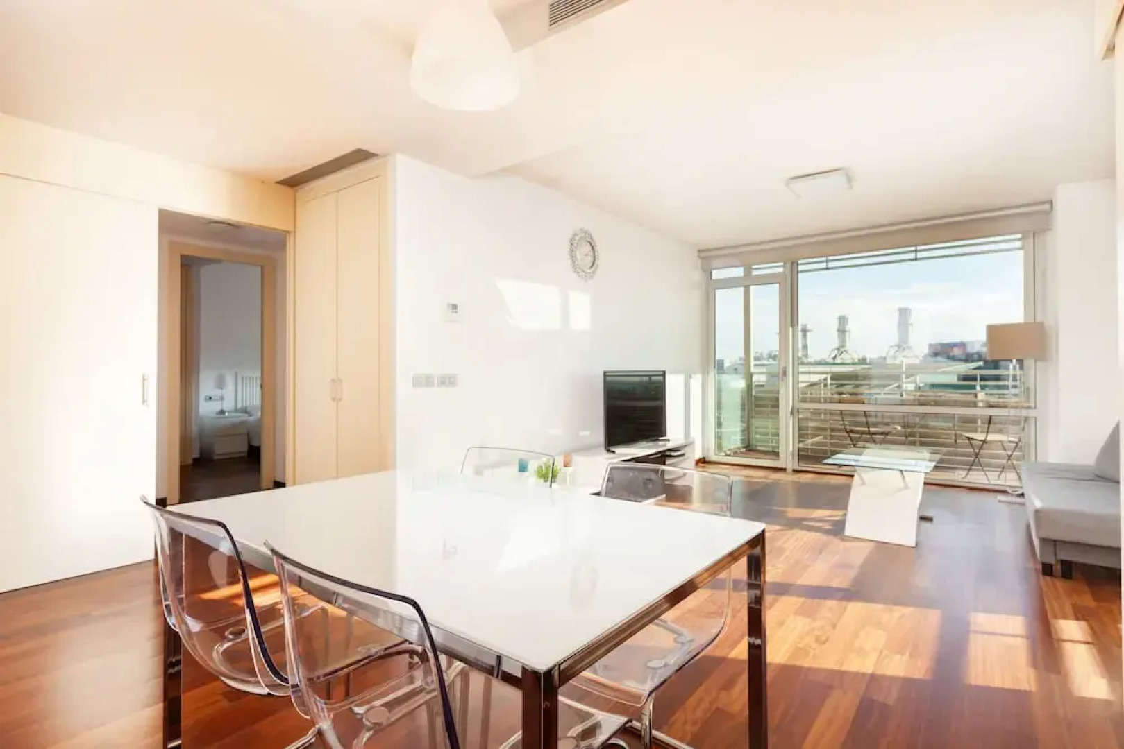 Akira Flats Port Fòrum