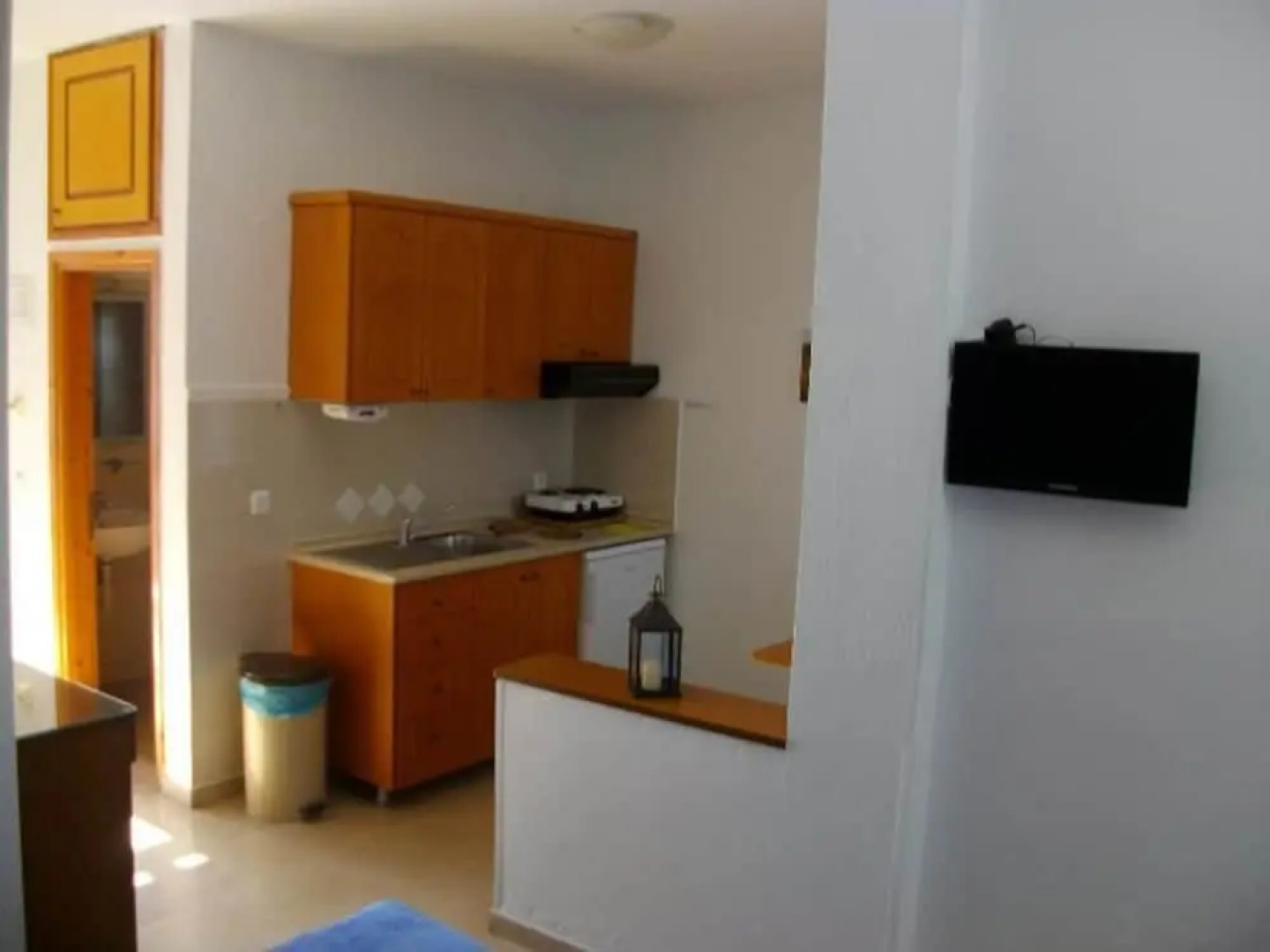 Pella House Studios & Apartments