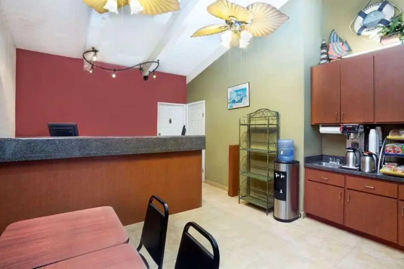 Days Inn By Wyndham Costa Mesa Newport Beach