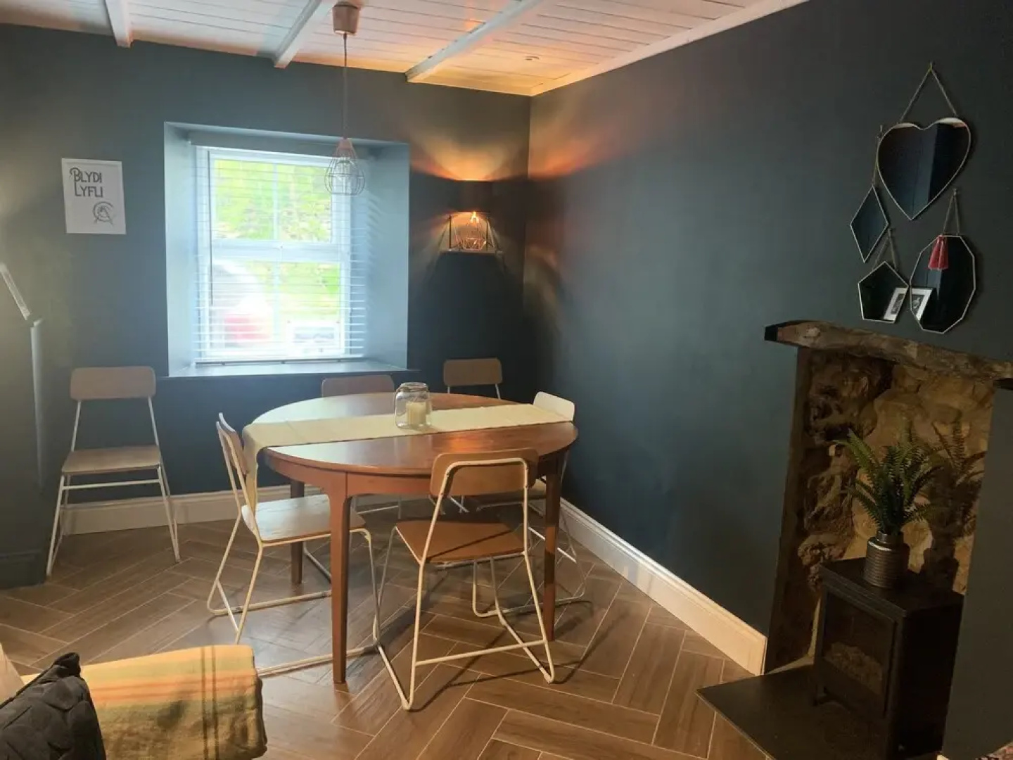 Min-Y-Fford, 19th century cottage, sleeps 8
