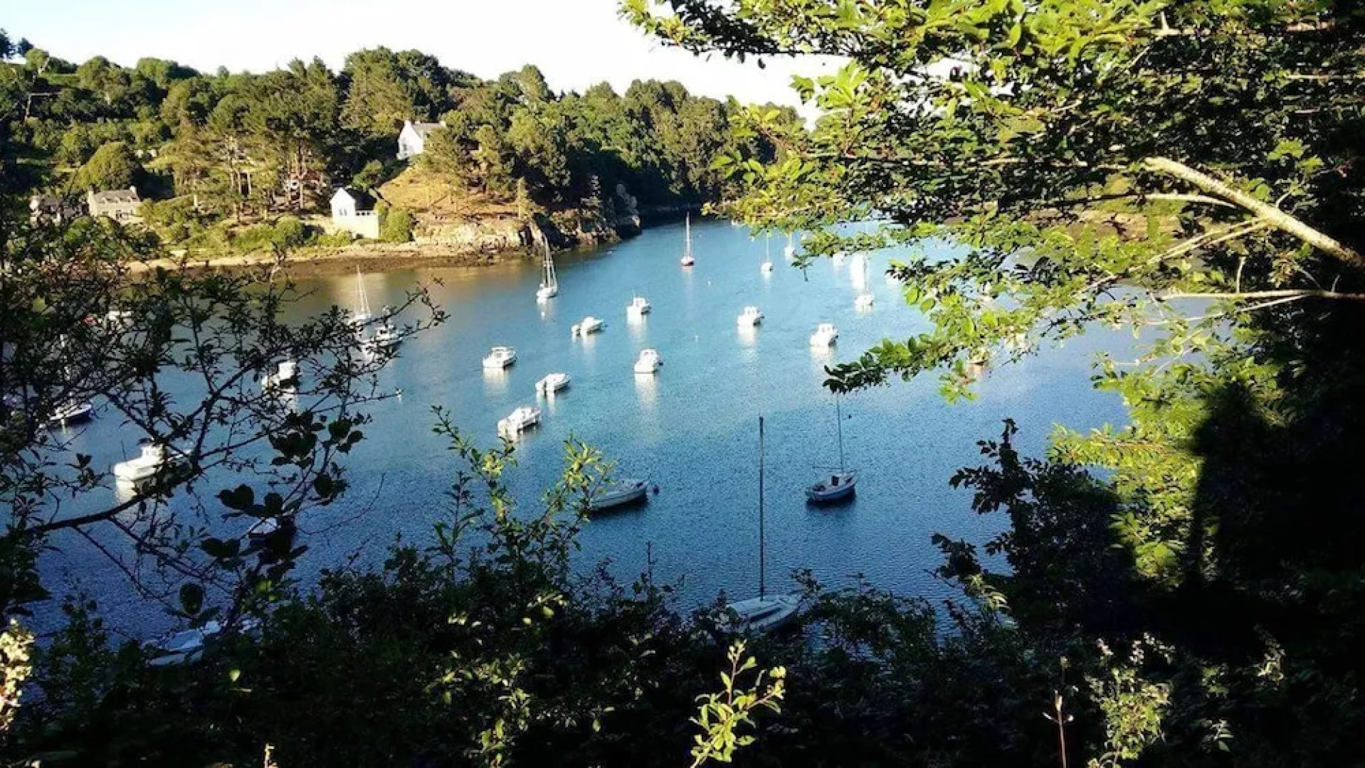 House With one Bedroom in Belle-isle-en-terre, With Enclosed Garden -