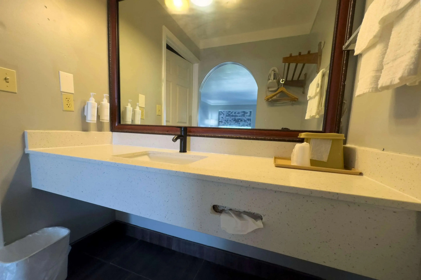 Days Inn by Wyndham Gonzales