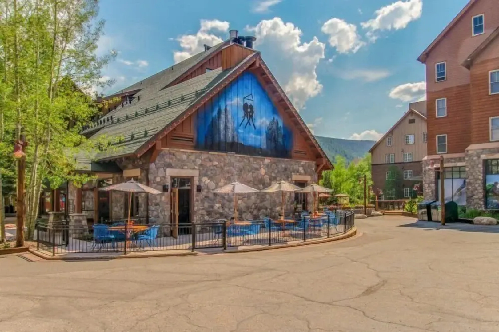 1 Bedroom Mountain Condo in the Heart of River Run Village within walking distance to ski lift