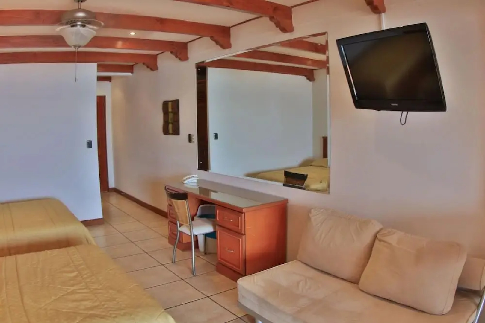 Hotel room-style ocean-view unit in Flamingo with pool