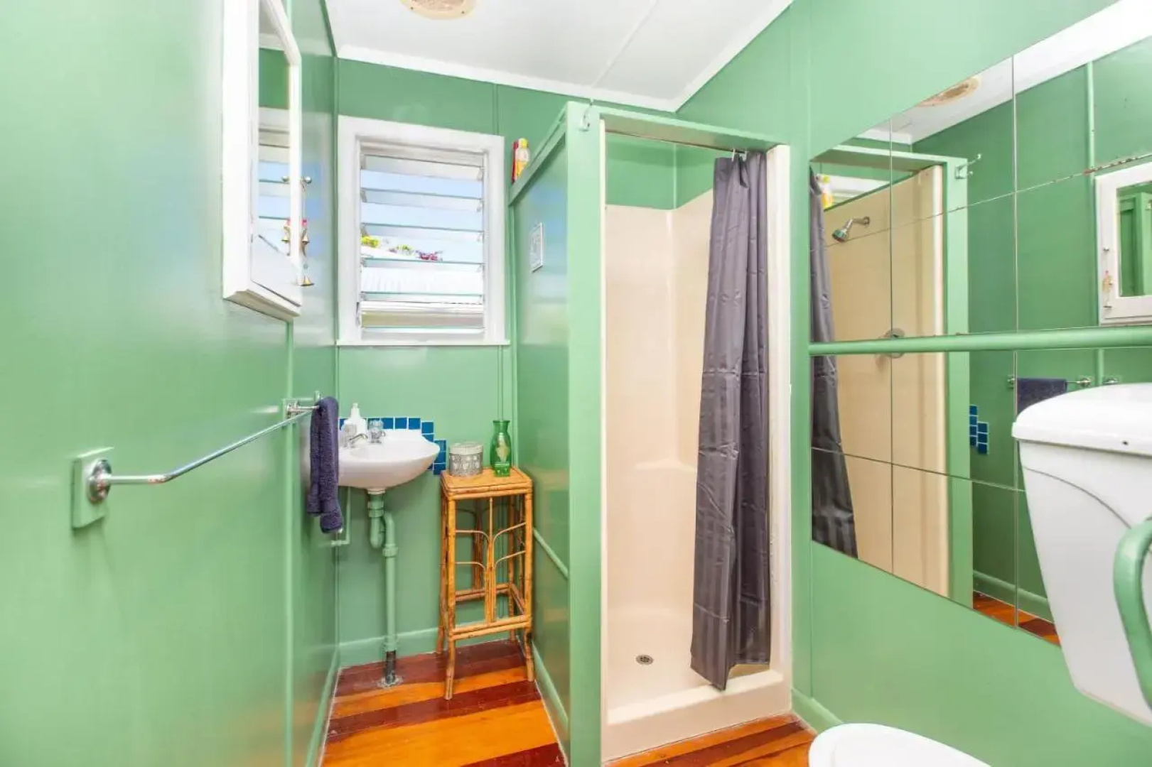 Lorenzen Bay Bungalow - Raglan Holiday Home