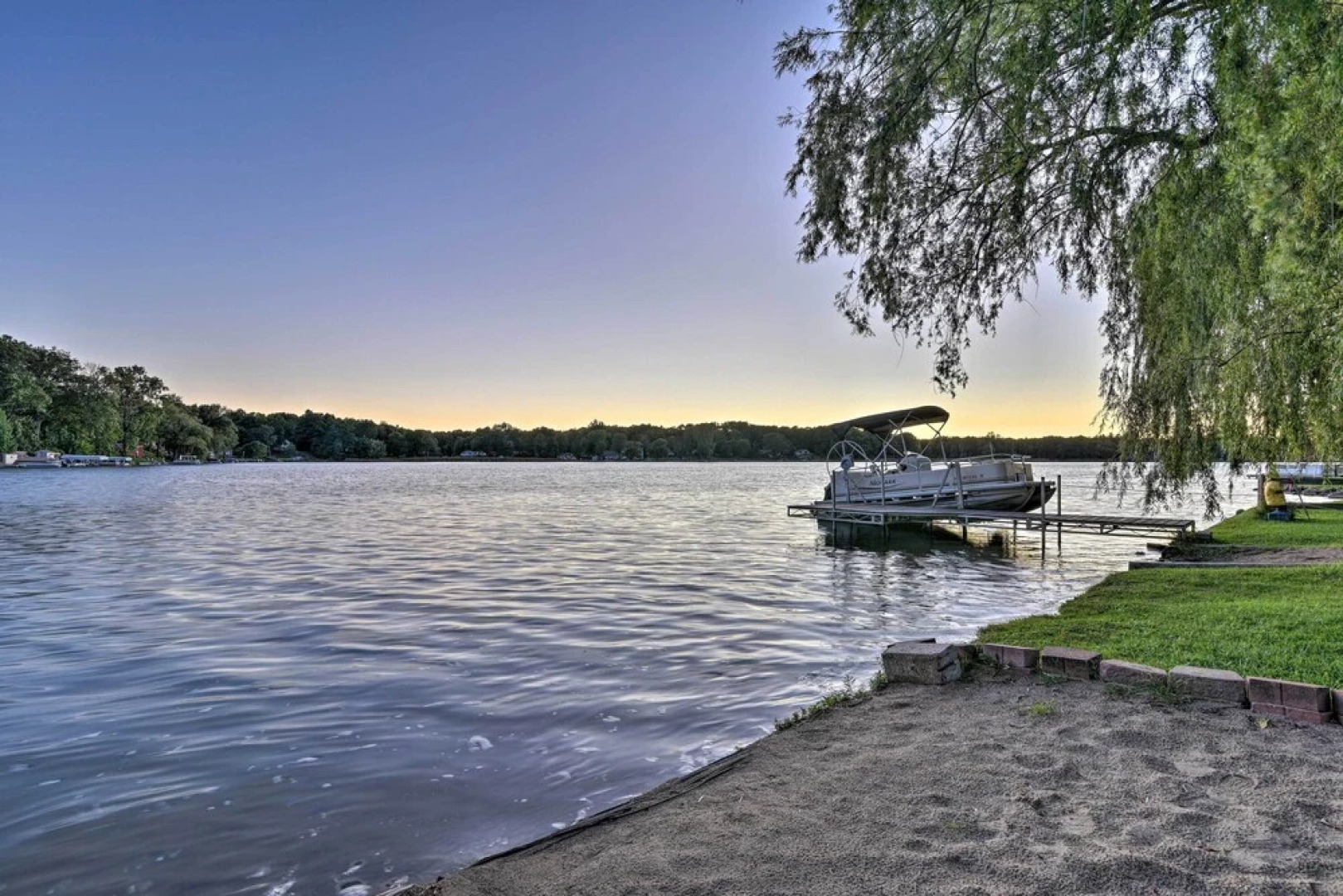 Cozy Lakefront Lapeer House w/ 2 Paddle Boats!