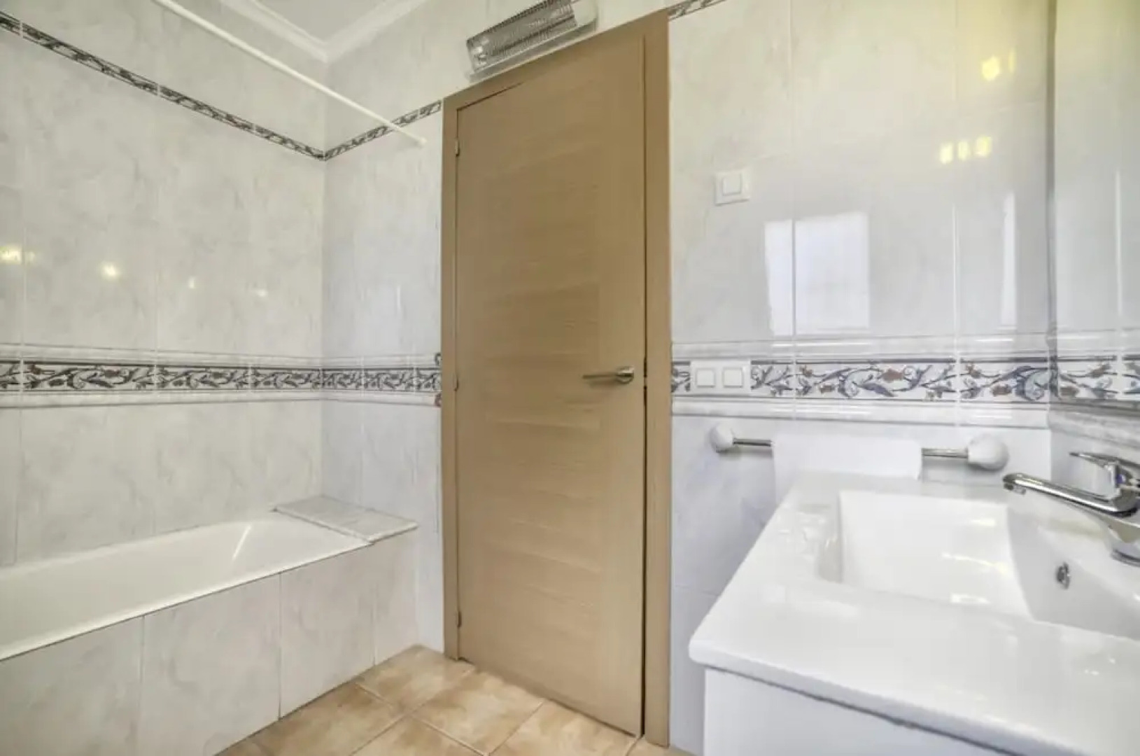 Villa - 6 Bedrooms with Pool - 105026