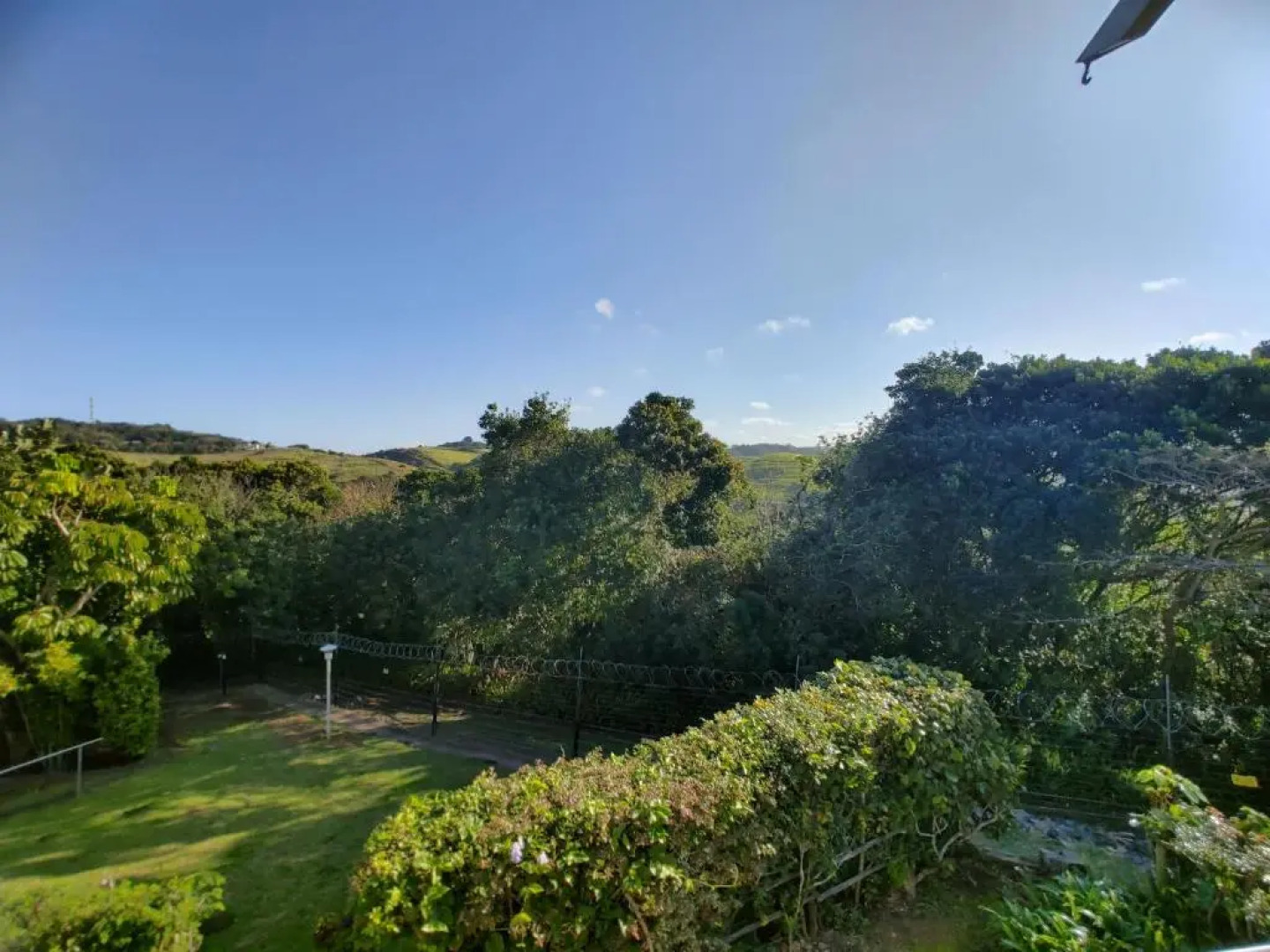 Cheerful 2 bedroom cottage with a communal pool