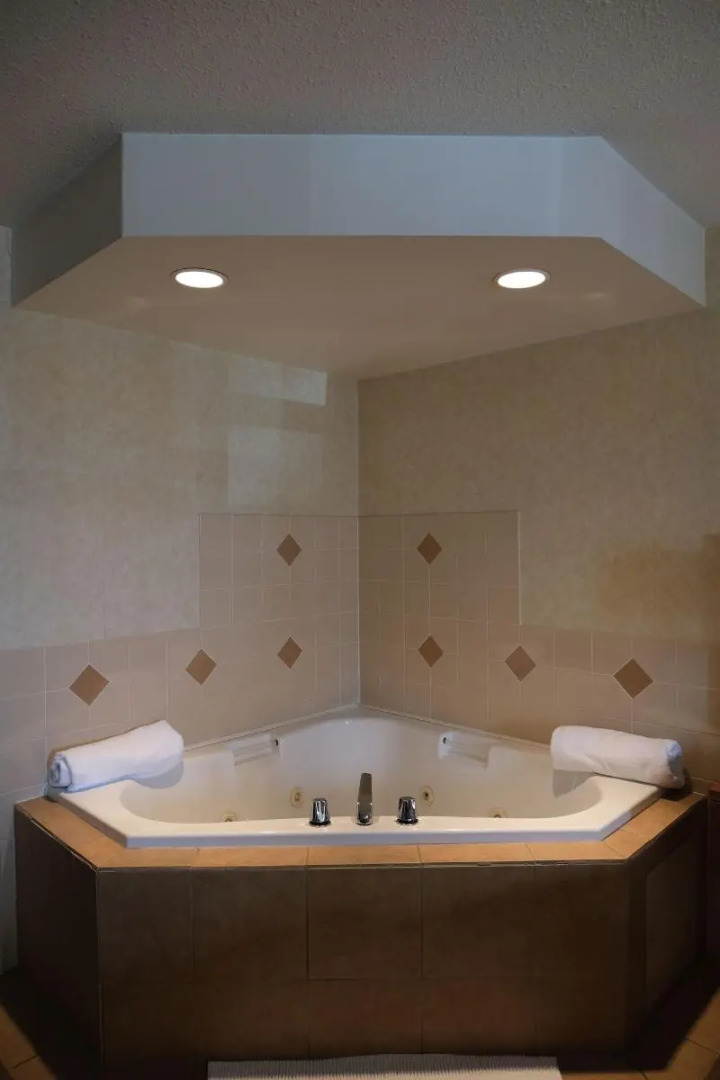 Rosslyn Inn and Suites