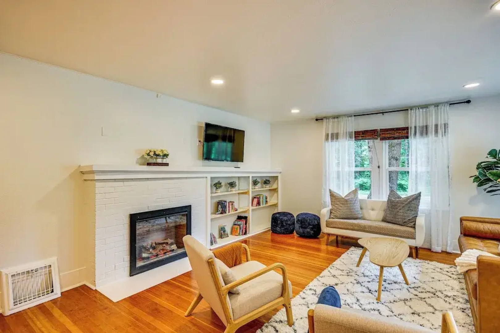 7 Mi to Mt Rainier NP: Home w/ Private Hot Tub!