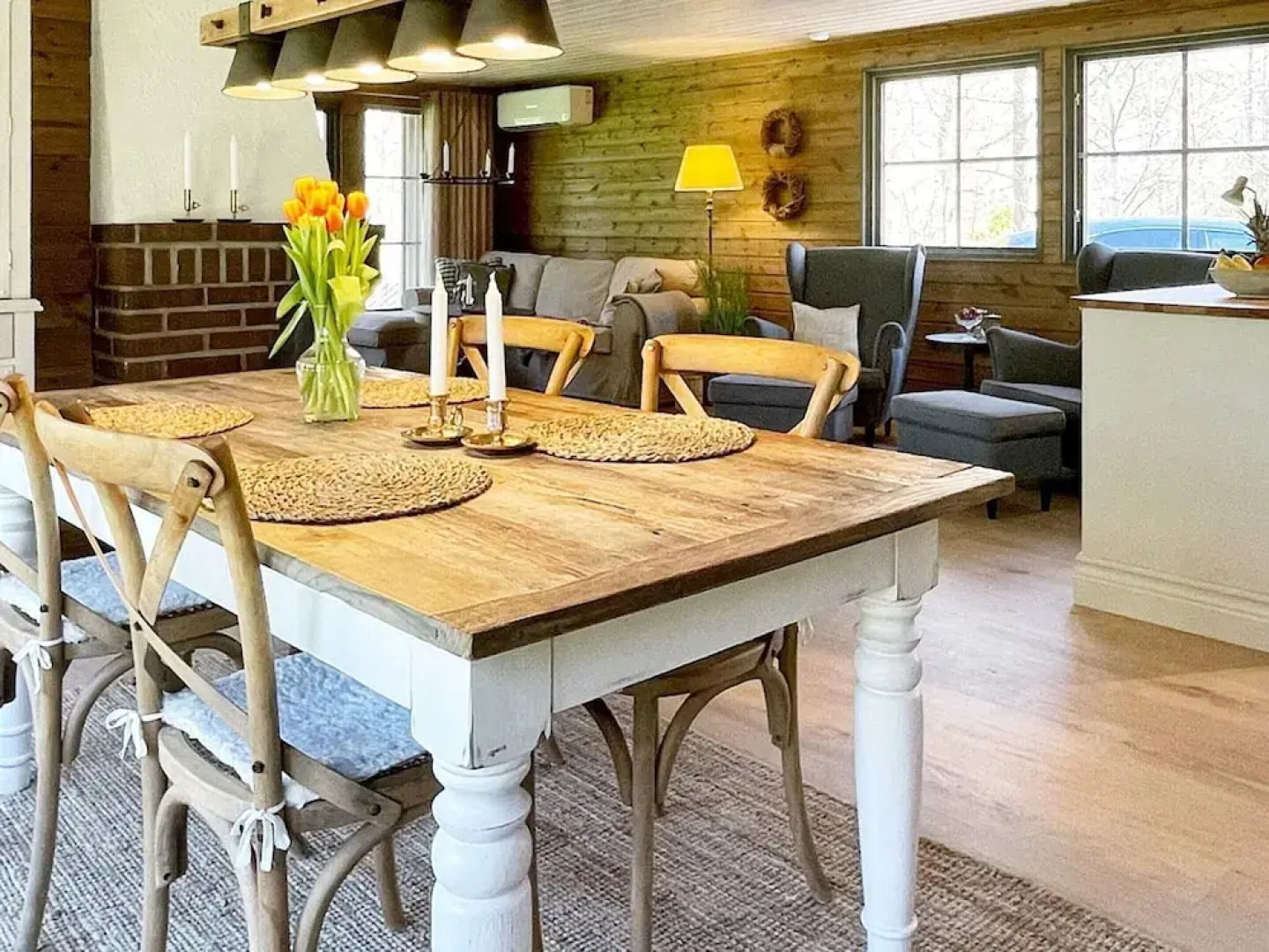 Charming Lakeside Cottage Getaway