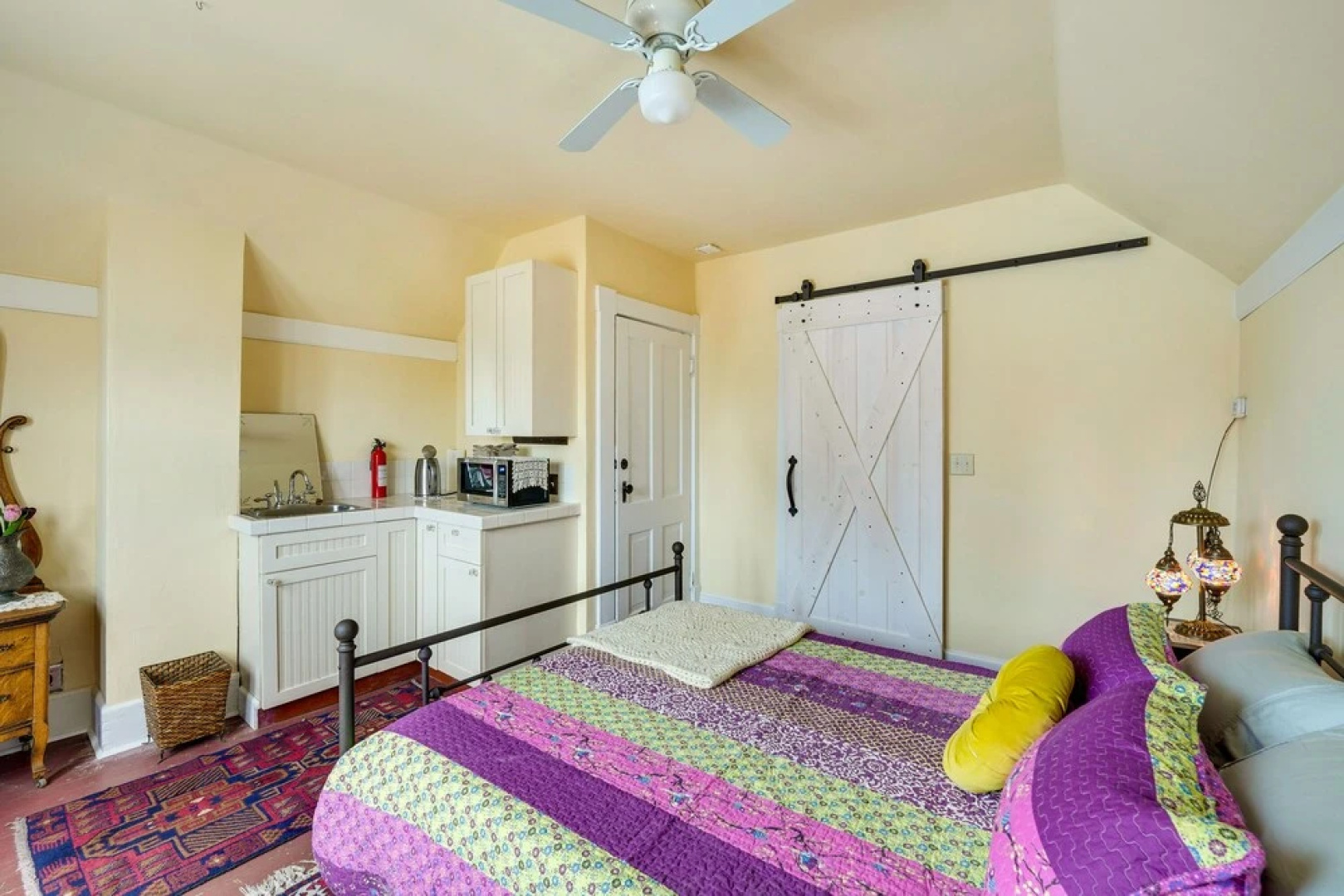 Charming La Conner Vacation Home w/ Fireplace!