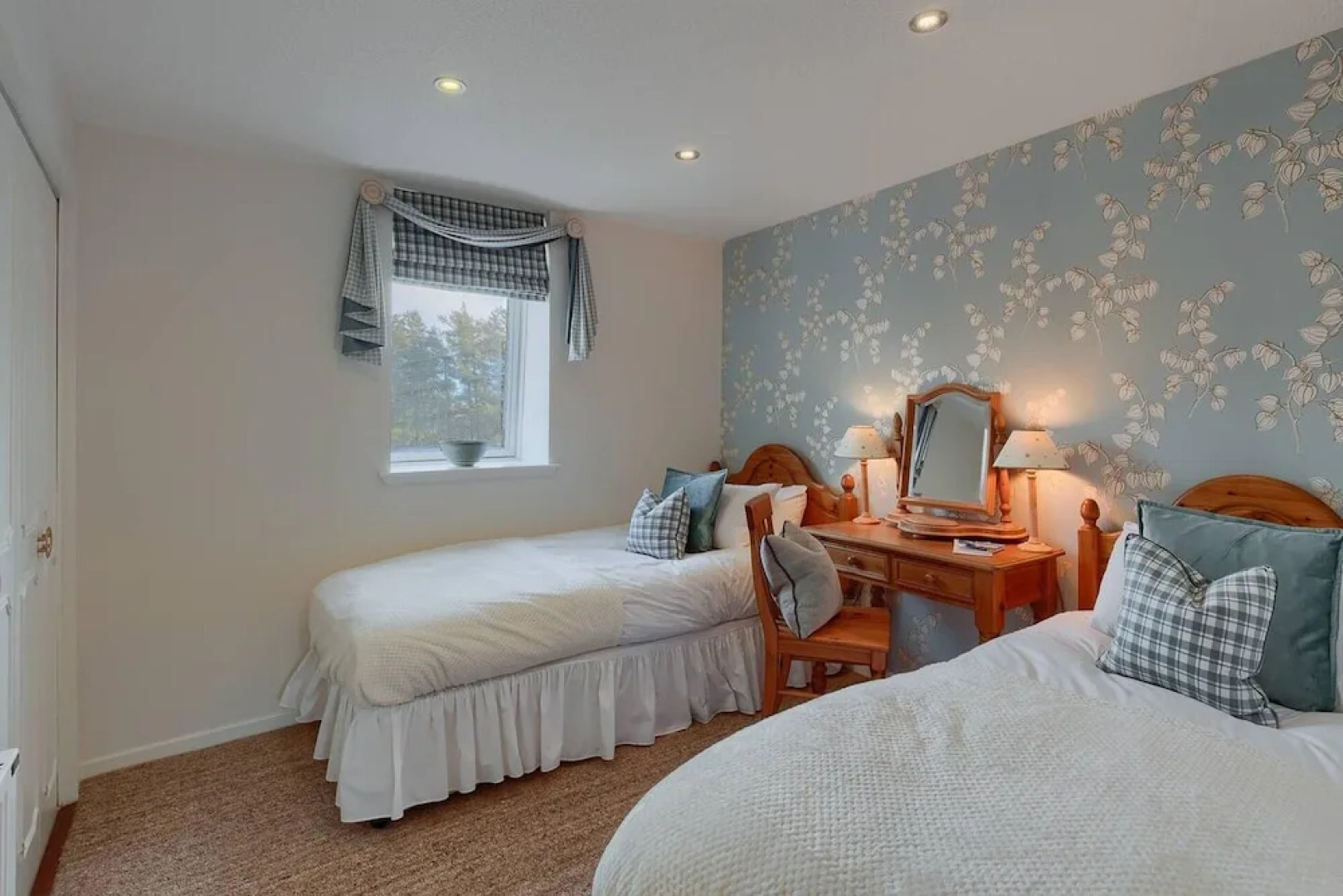 Tasteful top Floor Apartment Next to Gleneagles