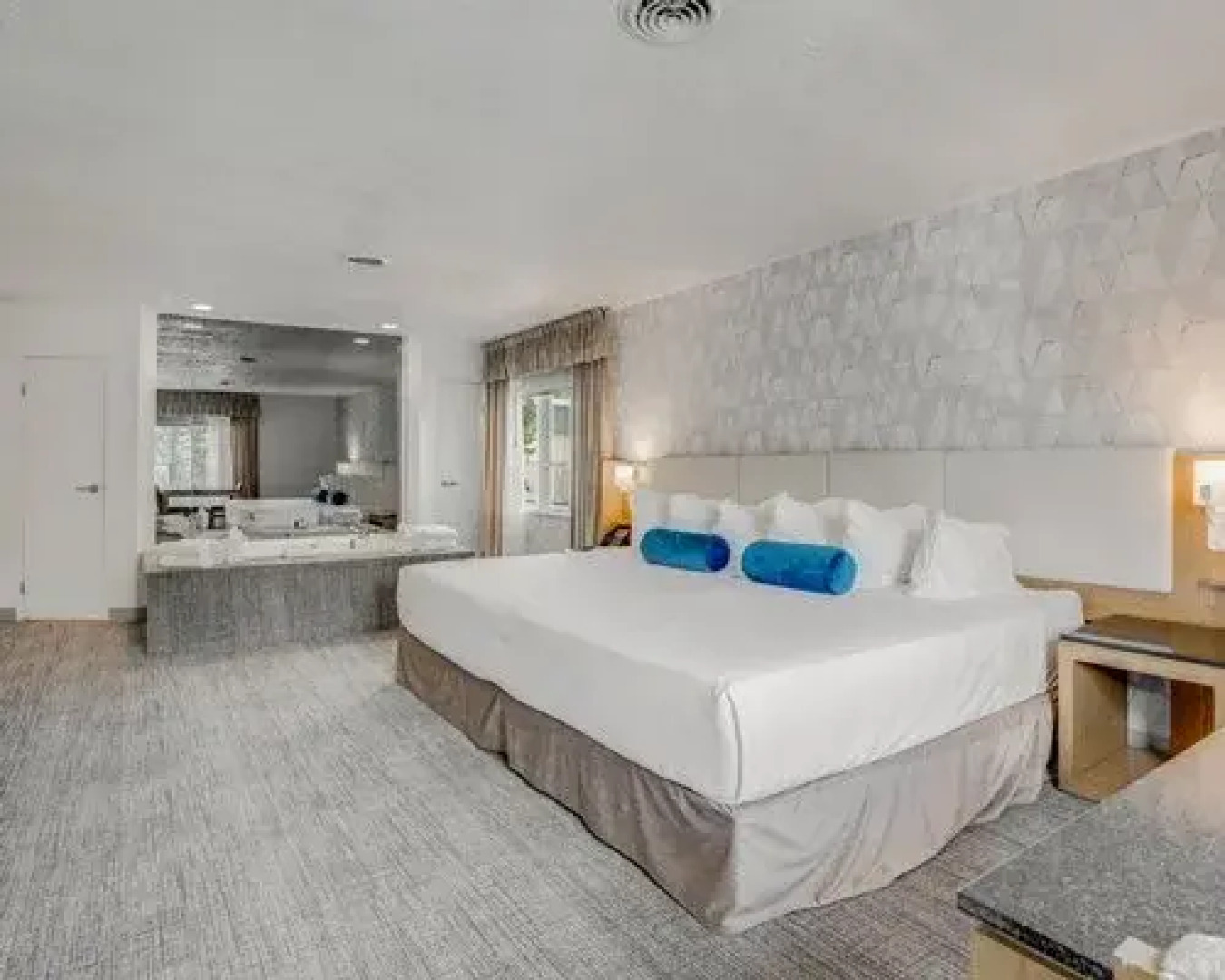 Split Rock Resort - 5 Nights, Lake Harmony, USA