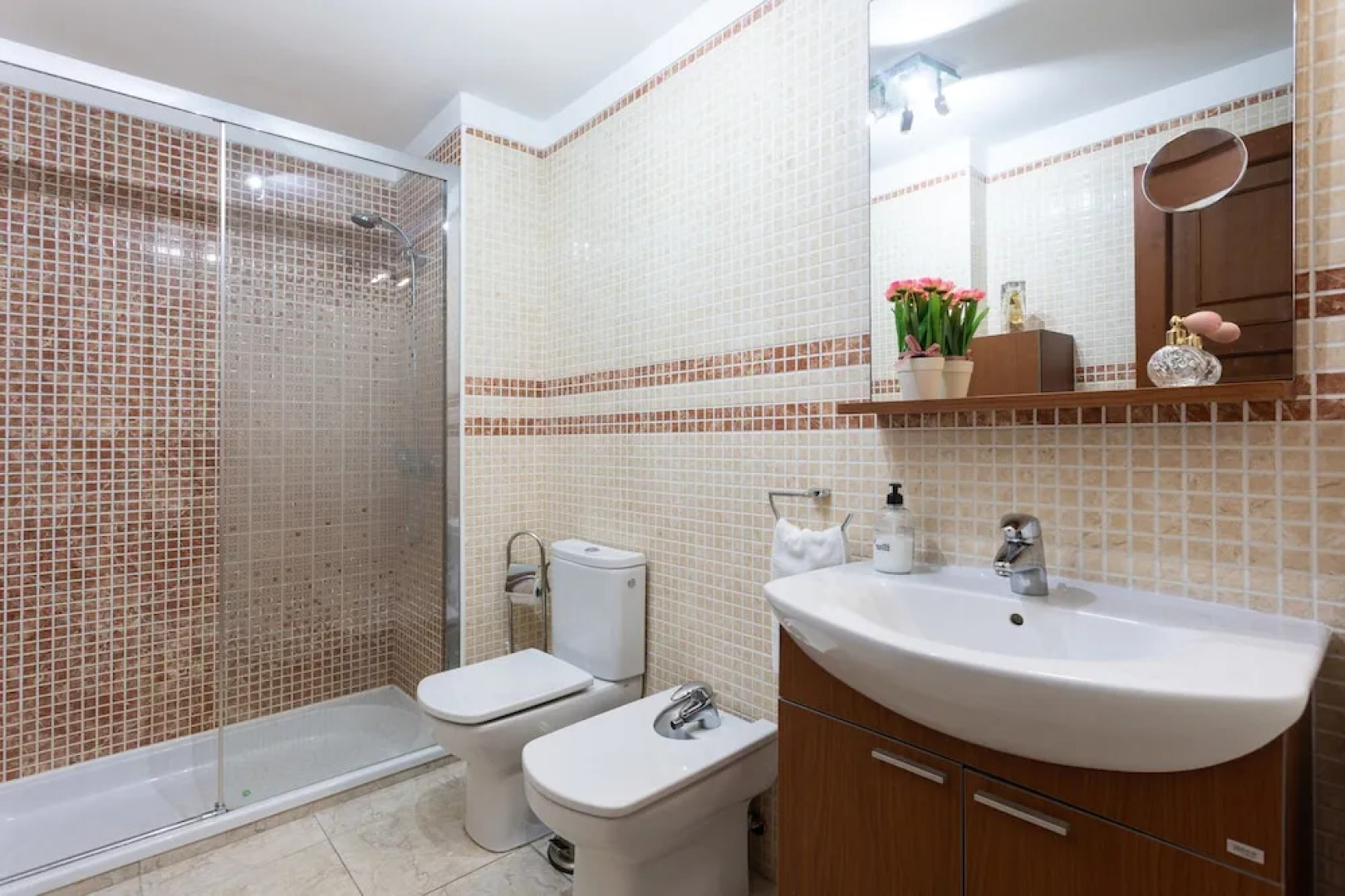 HomeLike Spacious Classic Design