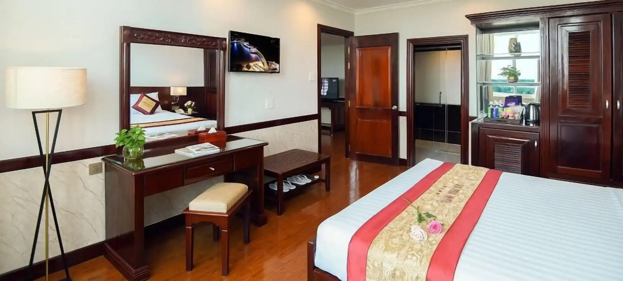 Van Phat Riverside Hotel