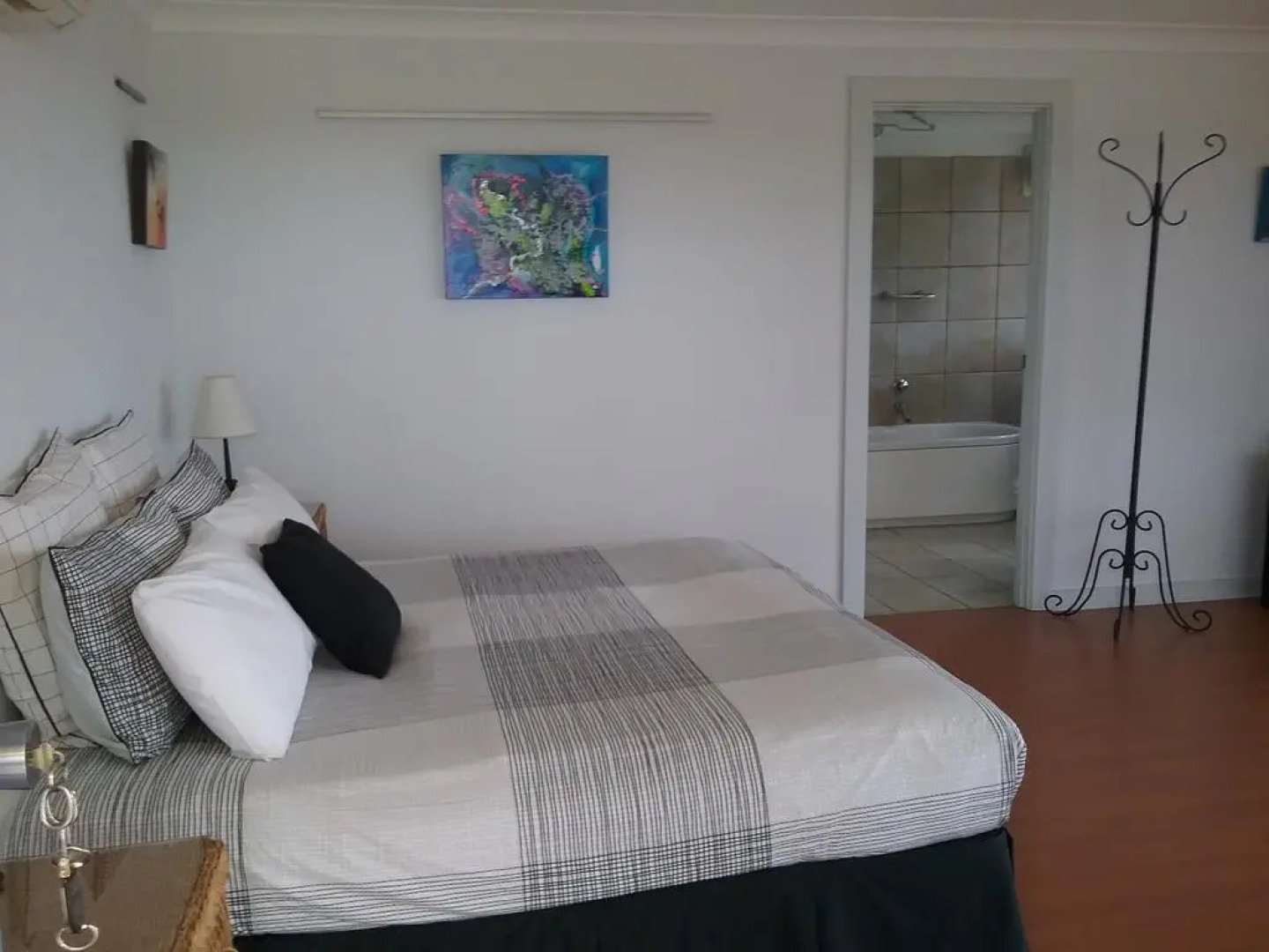 Mt Surmon Wines/Scarlattis Gallery/The Retreat