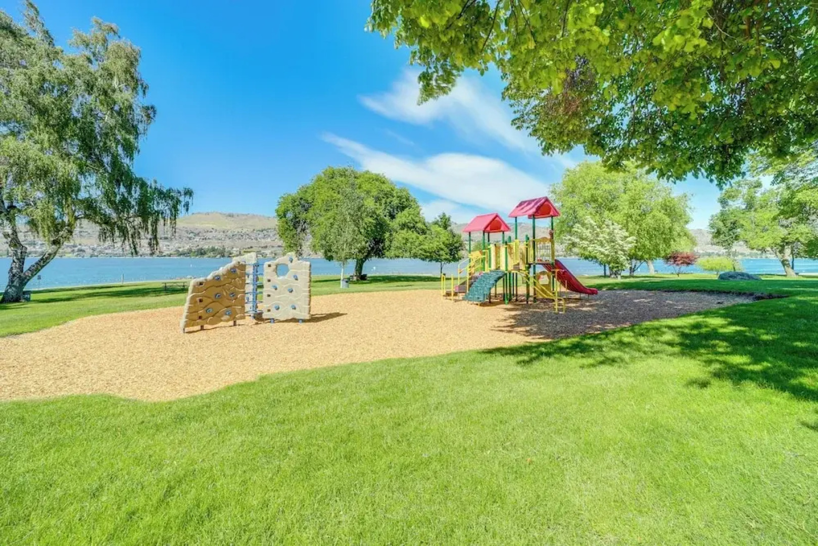 Resort Getaway on Lake Chelan: Pool + Beach Access